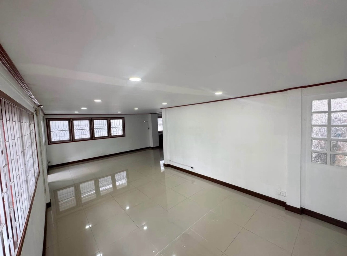 ขายบ้านพัฒนาการ ศรีนครินทร์ : ขายบ้านเดี่ยว พัฒนาการ 53 ใกล้แอร์พอร์ตลิงก์หัวหมาก 5 ห้องนอน ขนาด 90 ตร.ว ฟังก์ชันครบ เหมาะอยู่อาศัยจริงในทำเลศักยภาพ