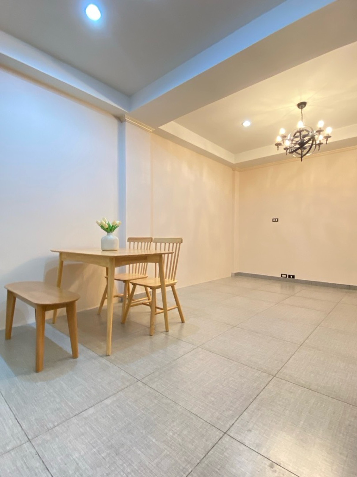 ขายคอนโดบางนา แบริ่ง ลาซาล : ขายคอนโดชั้น 1 มีสวน  2ห้องนอน 58ตร.ม กึ่งกลางรถไฟสามสาย 