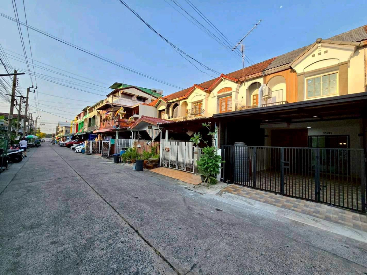 For SaleTownhomeNawamin, Ramindra : 2-story townhouse for sale, Phanason Village 1, along Khlong Song 4, Liap Khlong Song Market. Wat Phraya Suren Fashion Island, Safari World, Ramindra, Jazz, Khubon, Makro, Lotus, Panya Indra, Bang Chan Temple, Bang Chan School, Synphaet Hospital, Nopparat