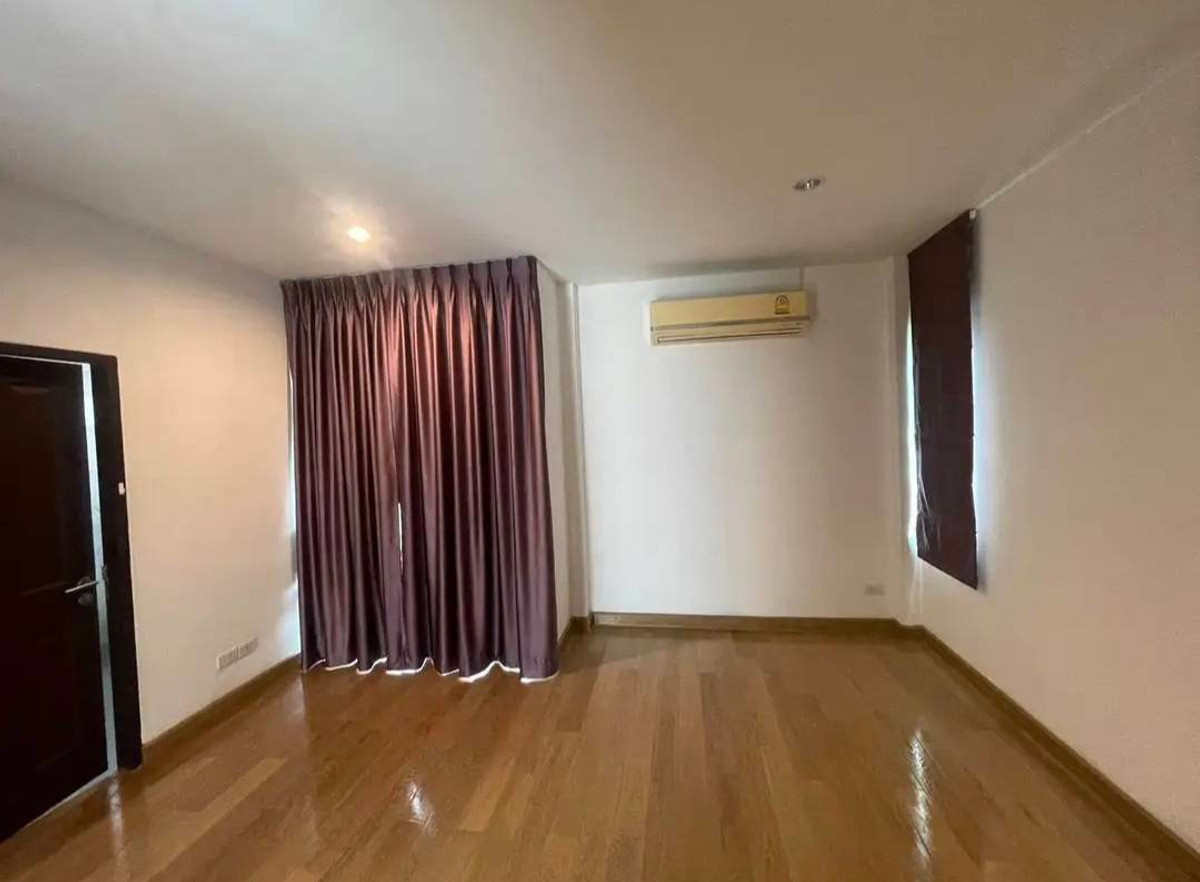 ให้เช่าบ้านปิ่นเกล้า จรัญสนิทวงศ์ : ให้เช่า หมู่บ้านสิริจันทร์ ถนน ฉิมพลี บ้านเดี่ยว 2 ชั้นครึ่ง 4 ห้องนอน 4 ห้องน้ำ จอดรถ ได้ 4คัน บ้านสวย พร้อมอยู่