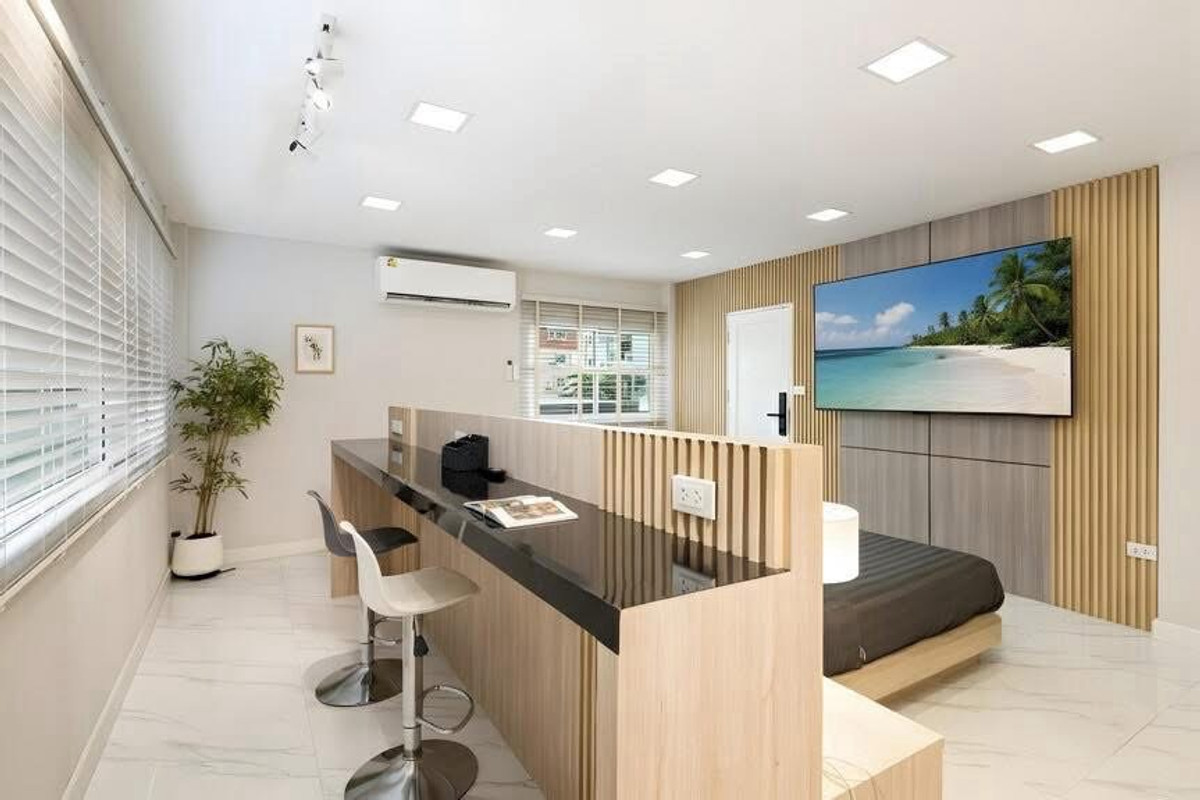 ให้เช่าบ้านรัชดา ห้วยขวาง : ปล่อยเช่าบ้าน 2 ชั้น หลังมุม ขนาด 36 ตรว. 300 ตรางเมตร ซอยรัชดา 18 บ้านสวยตกแต่งใหม่ เฟอร์นิเจอร์ครบพร้อมอยู่ ในหมู่บ้าน ปลอดภัยไม่มีโจร เพื่อนบ้านดีไม่มีปัญหา จอดรถหน้าบ้านได้ 1-2 คัน
