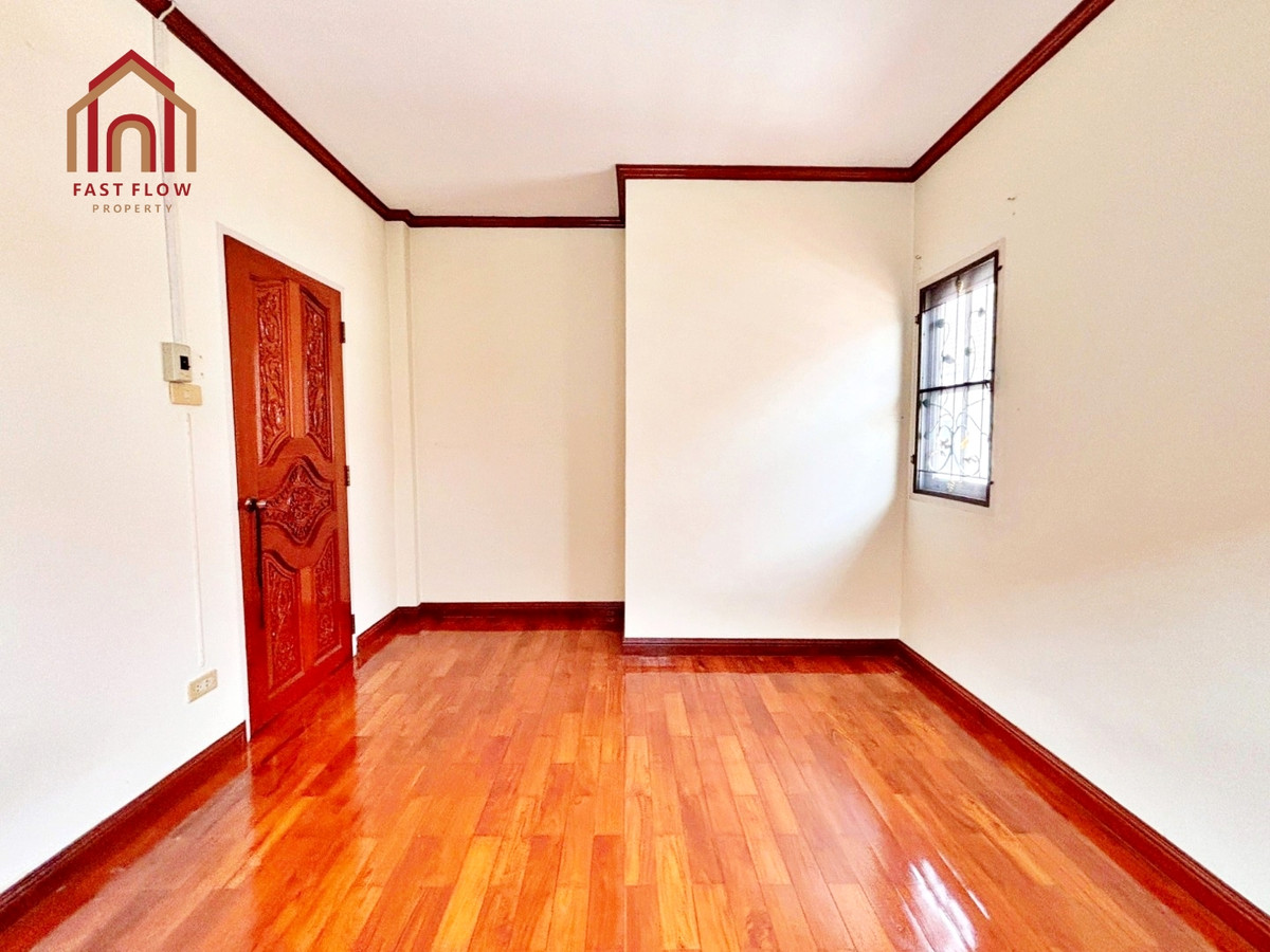 For RentPathum Thani,Rangsit, Thammasat : Twin house for rent, Burirom, 36 sq m, Rangsit, Khlong 4, kitchen addition, Phra Ong Chao Sai Road. Single house mood Sawai Pracharat Road MAY