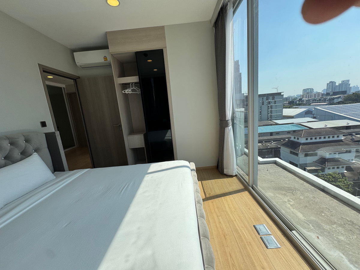 ให้เช่าคอนโดสุขุมวิท อโศก ทองหล่อ : Sunlit 2-bedroom high-floor panoramic views and floor-to-ceiling windows in the heart of Thonglor. Sleek urban private living! 