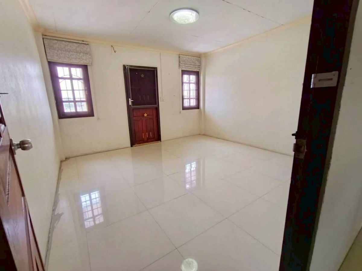 ขายอาคารพาณิชย์ปทุมธานี รังสิต ธรรมศาสตร์ : อาคารพาณิชย์ 3 ชั้น หมู่บ้านพูลผล ถนนพหลโยธิน ตำบลคูคต อำเภอลำลูกกา จังหวัดปทุมธานี