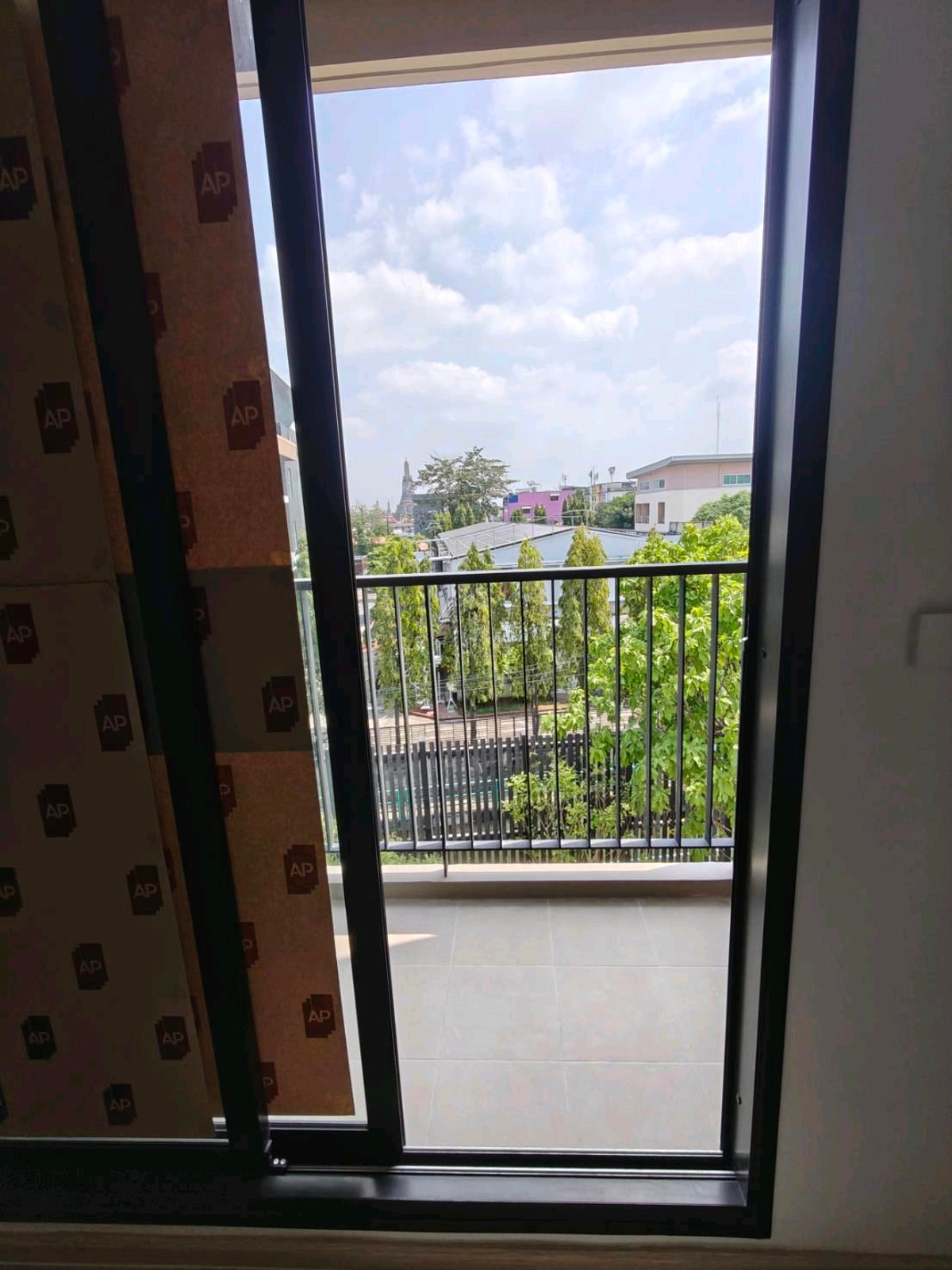 For SaleCondoWongwianyai, Charoennakor : For sale: Aspire Itsaraphap, view of Wat Arun, very beautiful.