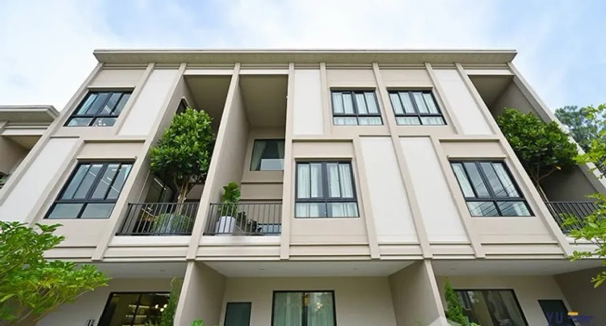 For RentTownhomeLadkrabang, Suwannaphum Airport : The Royal Golf clubhouse Parking for 2-3 cars. Townhome 5.5 meters wide. 3-4bed 4 bath near ARL LatK