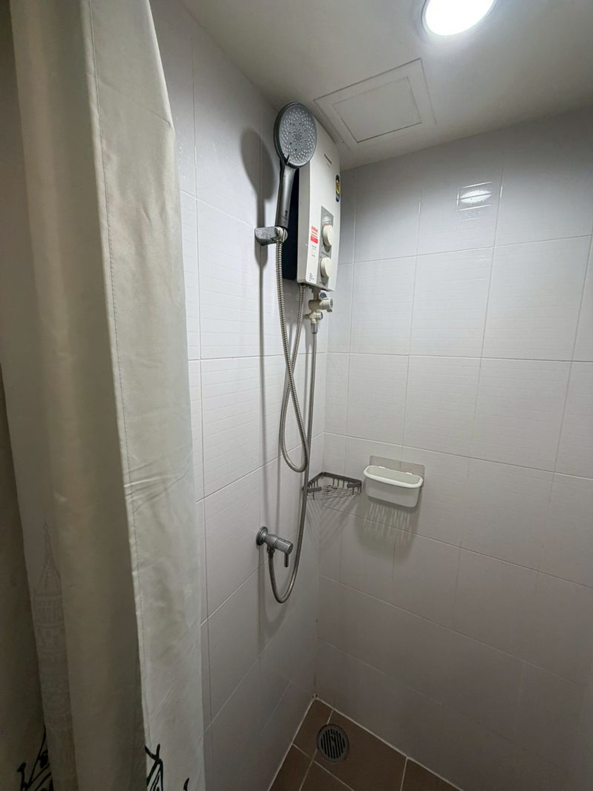 For RentCondoLadkrabang, Suwannaphum Airport : #Room for rent in very good condition 7000 baht #24 sq m Condo LPN Lumpini On Nut-Lat Krabang 1 near Airport Link and Suvarnabhumi Airport. Located on On Nut-Lat Krabang Road, next to the main road, opposite Wat Lan Bun Market. #Complete electrical applia