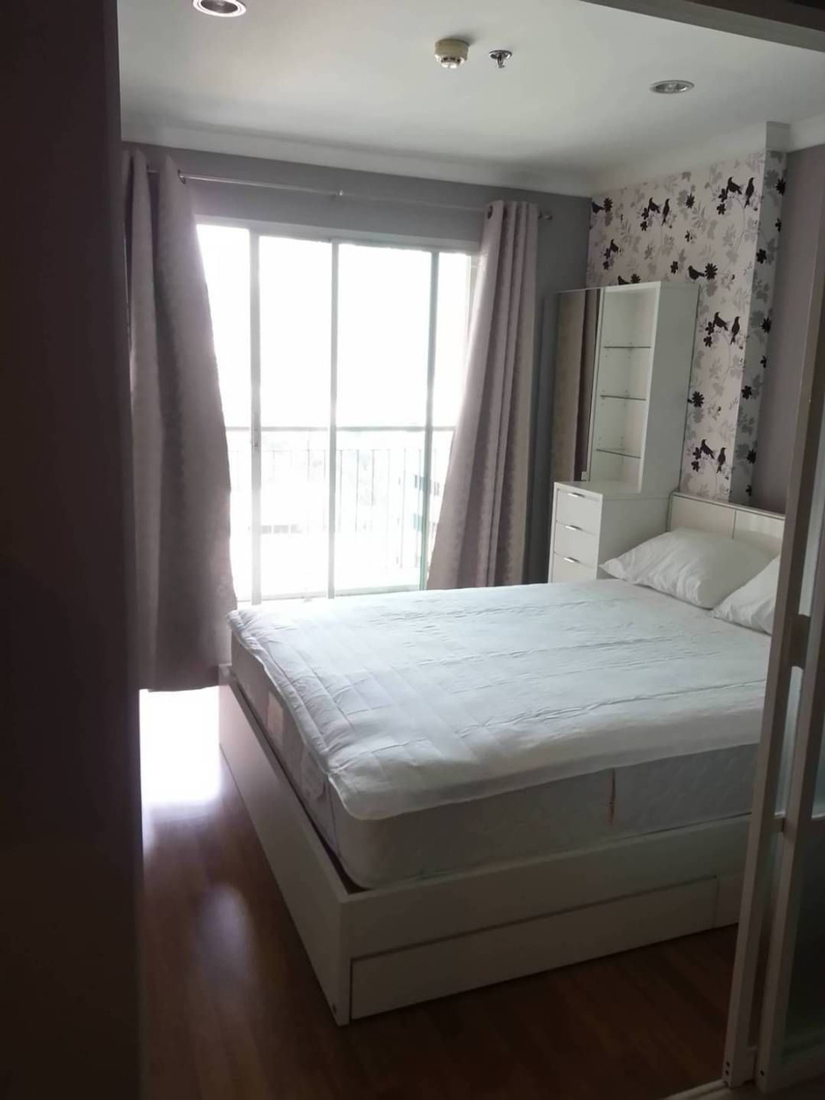 For RentCondoRama9, Petchburi, RCA : Condo, 11th floor, Building A, with furniture, beautifully decorated, for rent, Rama 9-Huai Khwang area. Near Rama IX Hospital, only 750 meters.