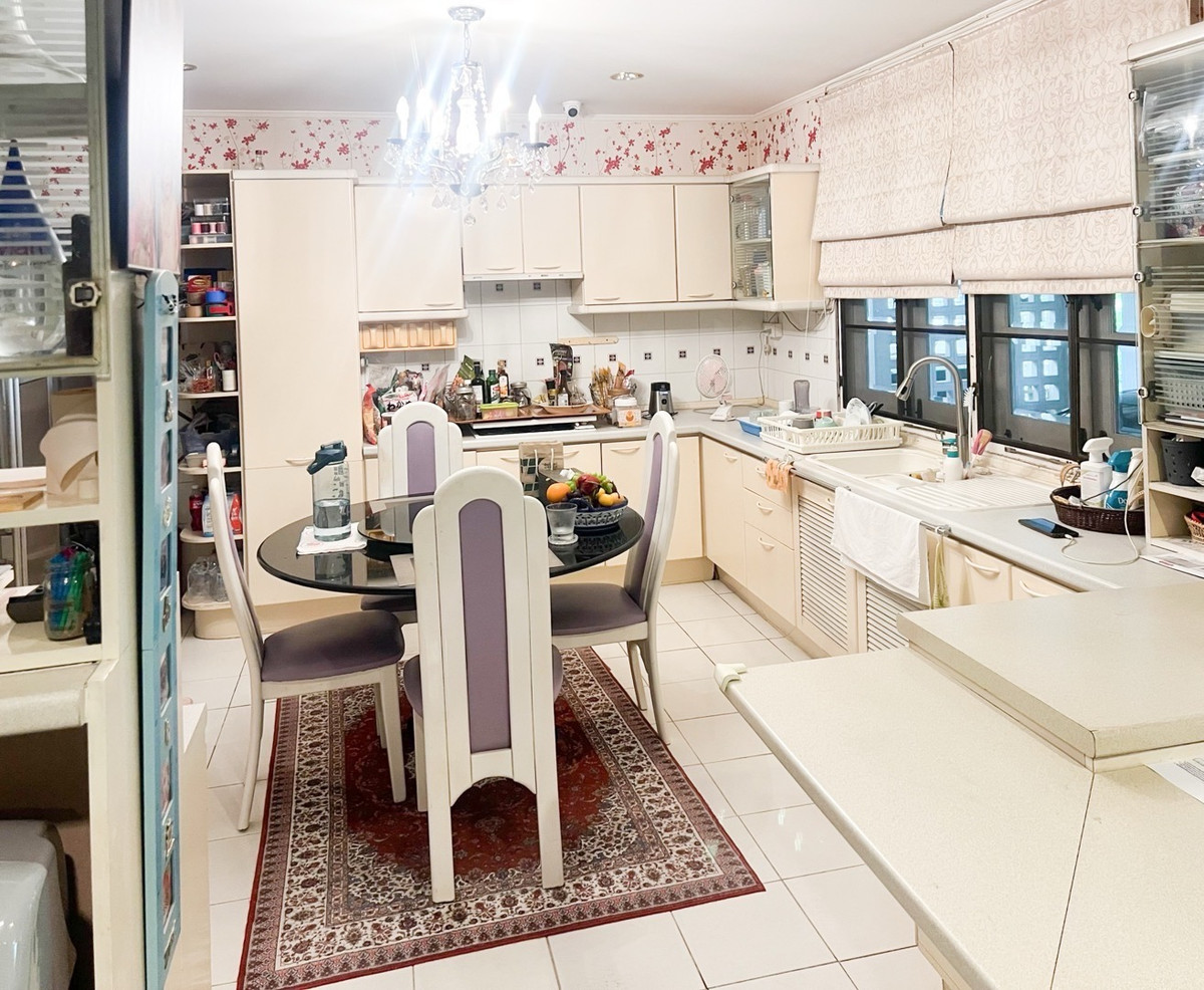 For SaleHouseSukhumvit, Asoke, Thonglor : 2-story detached house, prime location, Sukhumvit 103, large house, wide area, complete functions, with lawn and usable area around the house. Suitable for large families, convenient travel, close to the BTS and many large department stores.