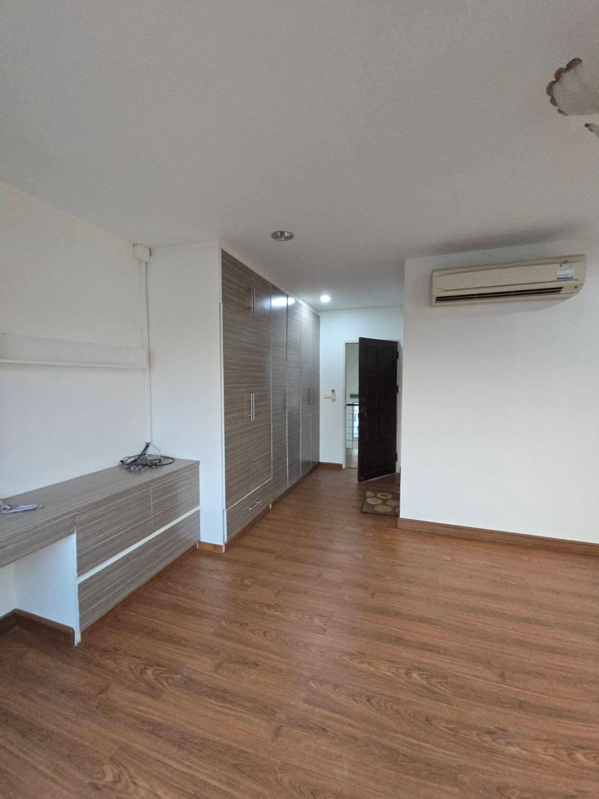 ขายทาวน์โฮมโชคชัย4 ลาดพร้าว71 : หลังมุม 26.7ตรว 6นอน5น้ำ2จอด ทาวน์โฮม 4 ชั้น บ้านกลางเมือง เออร์บาเนี่ยน ลาดพร้าว 71 