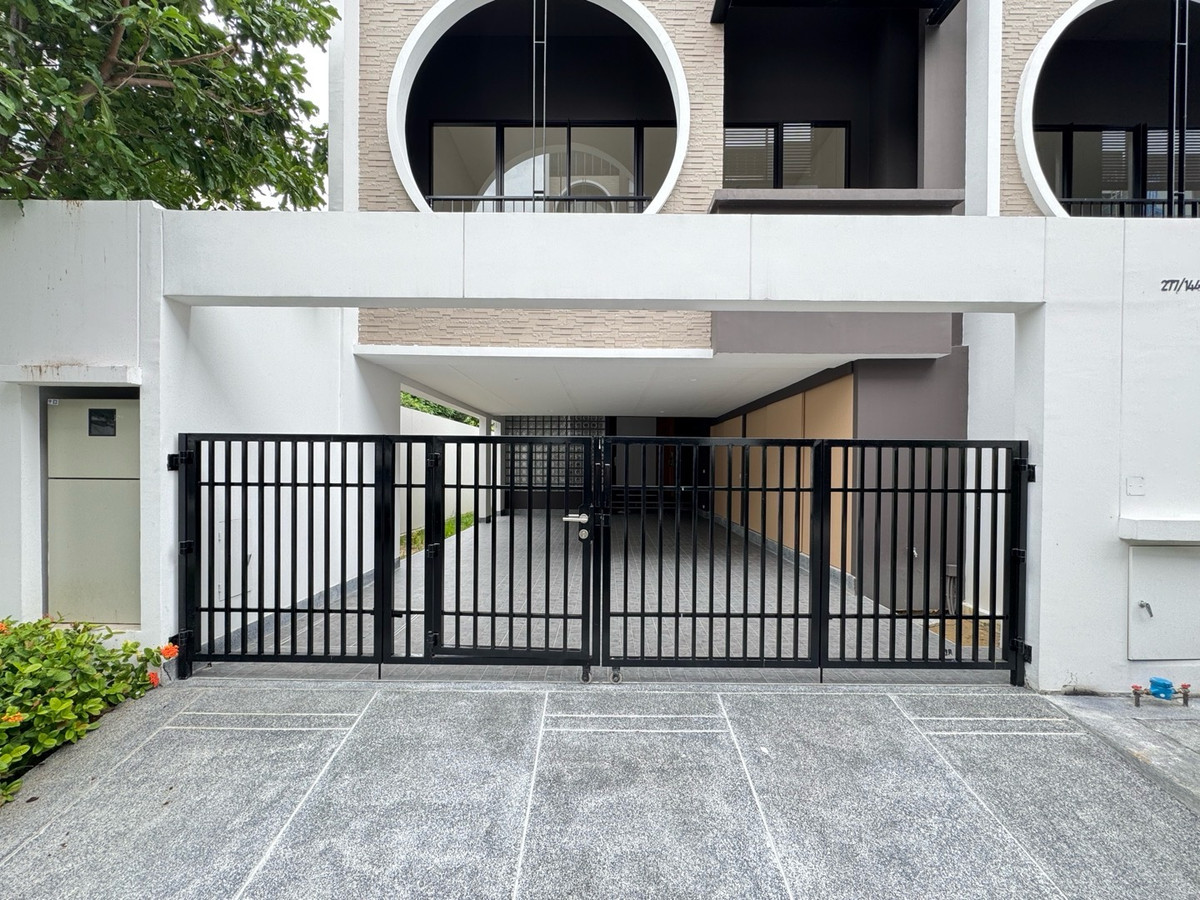 ขายทาวน์โฮมเลียบทางด่วนรามอินทรา : ทาวน์โฮมสร้างใหม่ .... แปลงมุม 