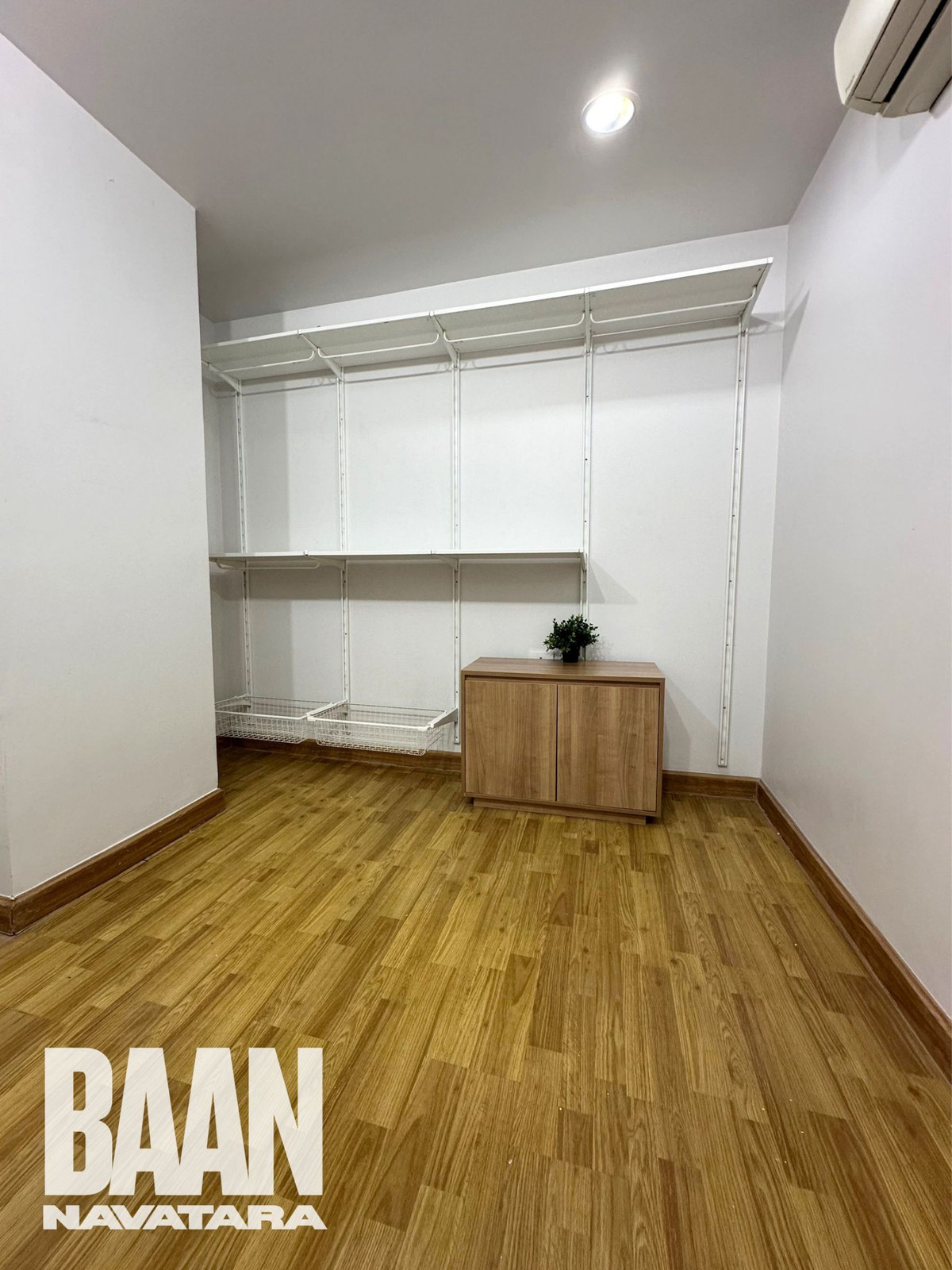 ให้เช่าคอนโดเกษตร นวมินทร์ ลาดปลาเค้า :  คอนโดบ้านนวธารา 61ตรม. ชั้น1 ห้องอยู่บริเวณหัวมุม เงียบสงบ  ถเข้าได้ 2 ทาง หน้าห้อง เข้าจากที่จอดรถ และ หลังห้อง ออกไปเป็นสระว่ายน้ำและ fitness