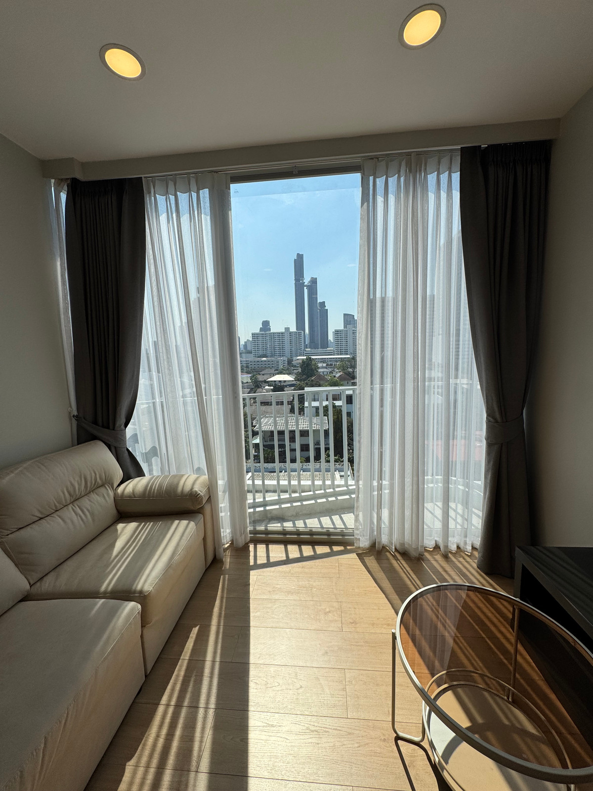 ให้เช่าคอนโดสุขุมวิท อโศก ทองหล่อ : Sunlit 2-bedroom high-floor panoramic views and floor-to-ceiling windows in the heart of Thonglor. Sleek urban private living! 
