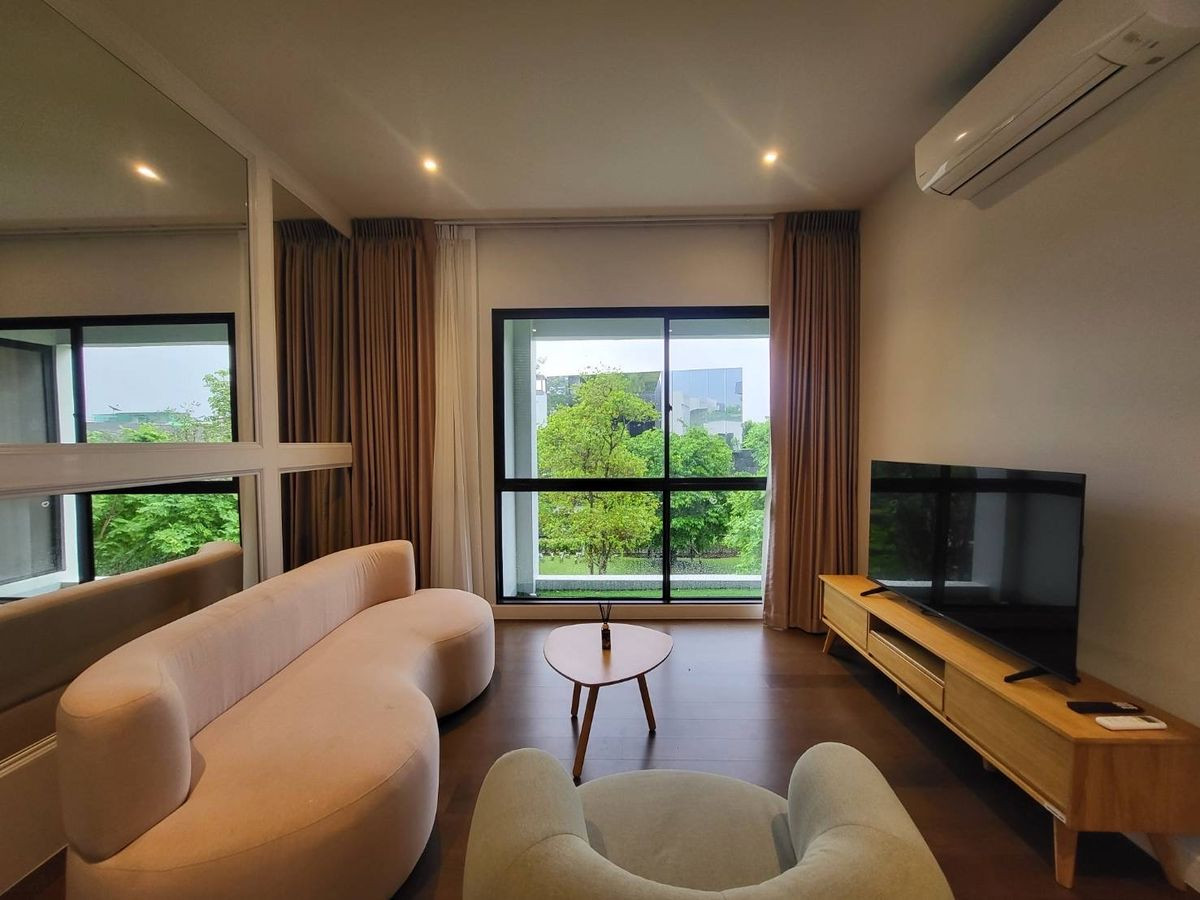 For RentHousePattanakan, Srinakarin : For rent: Bugaan krungthep kreetha, 3-storey detached house, modern luxury, with elevator, swimming pool view.