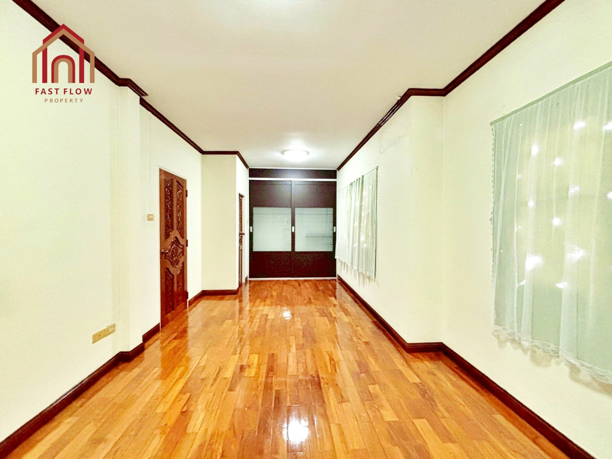 For RentPathum Thani,Rangsit, Thammasat : Twin house for rent, Burirom, 36 sq m, Rangsit, Khlong 4, kitchen addition, Phra Ong Chao Sai Road. Single house mood Sawai Pracharat Road MAY