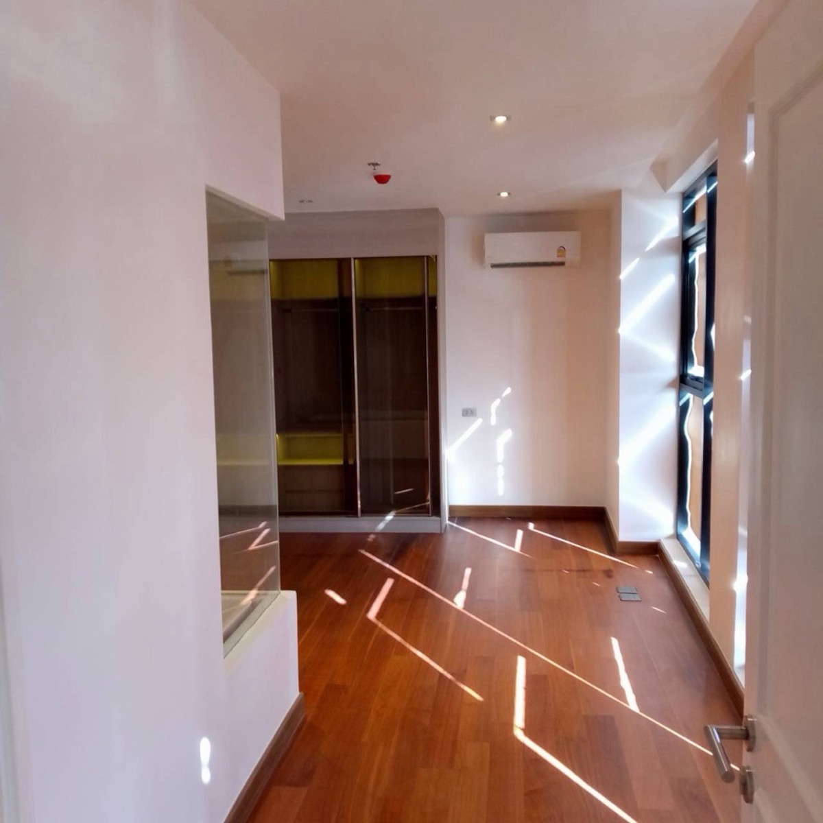 ขายคอนโดสาทร นราธิวาส : คอนโด 2 ห้องนอน พร้อมอยู่ ใกล้ BTS สะพานตากสิน วิวเมือง ทำเลเจริญกรุง เชื่อมสาทร เหมาะอยู่อาศัยและลงทุน