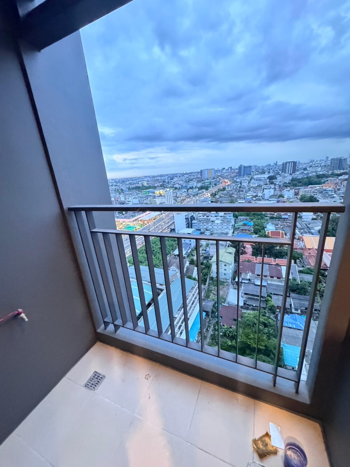 For RentCondoThaphra, Talat Phlu, Wutthakat : Life Sathorn Sierra condo near BTS Talat Phlu and MRT Tha Phra, very beautiful room, available and ready for rent.