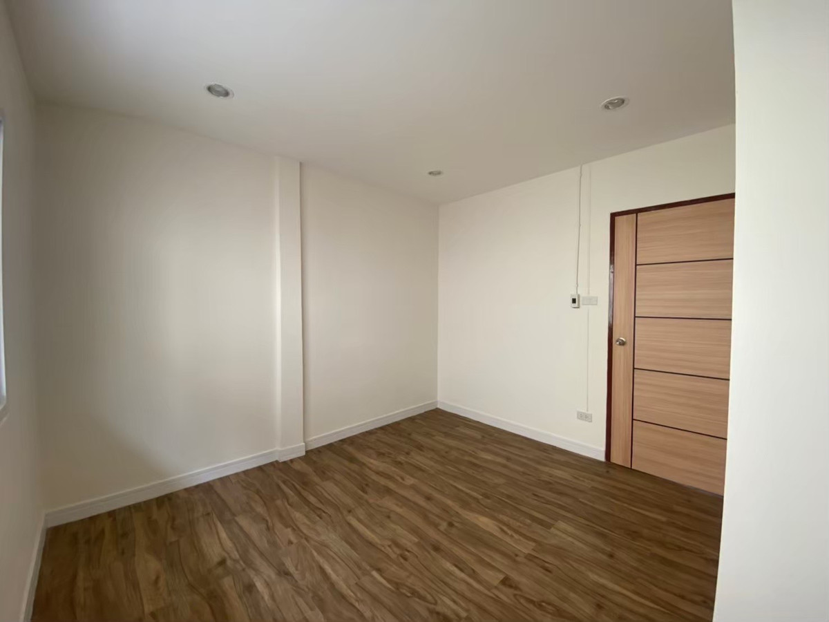 For SaleTownhomeVipawadee, Don Mueang, Lak Si : Newly renovated house for sale, 2-story townhouse, 16 sq m, Rattanawalai Village. Near Don Mueang Airport and the Red Line.