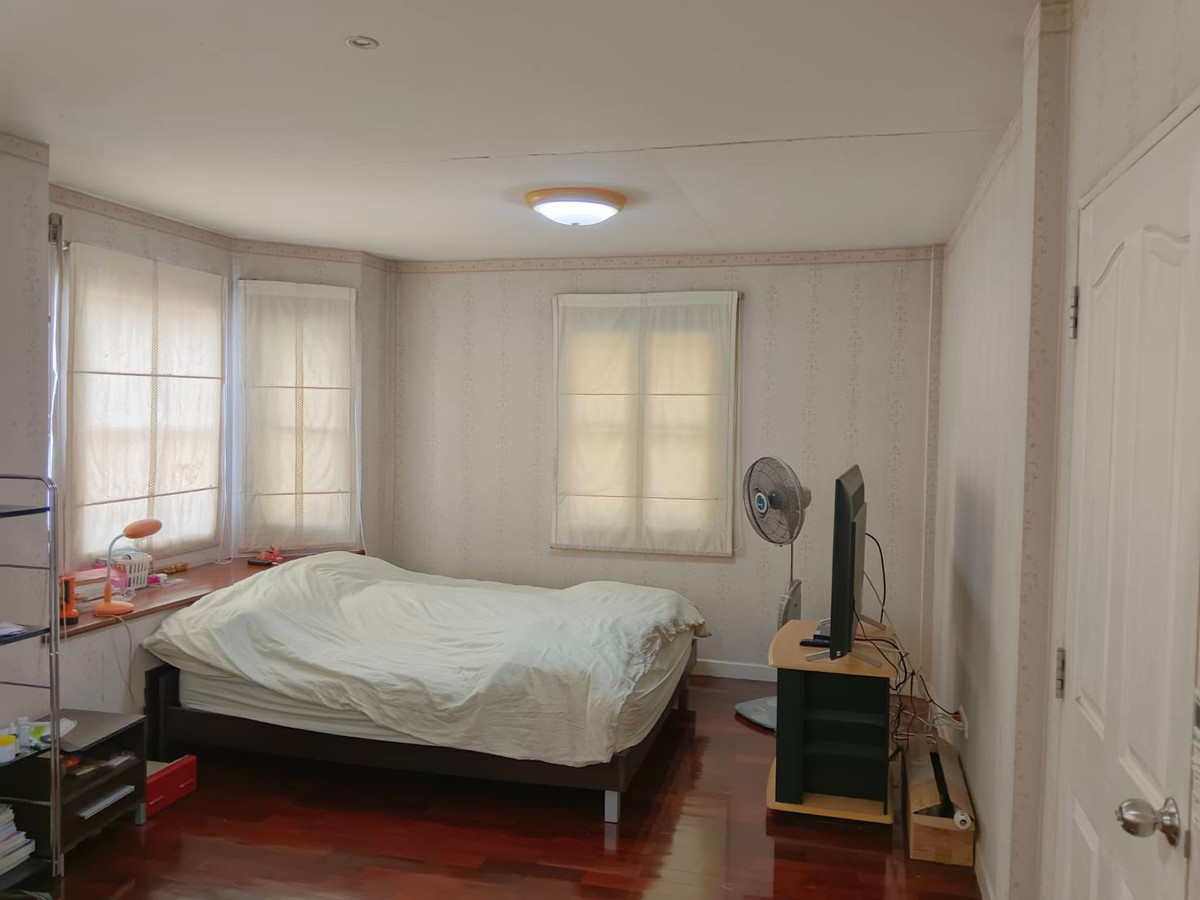 ขายบ้านราษฎร์บูรณะ สุขสวัสดิ์ : ใกล้ทางด่วนเพียง 1 กม.! มัณฑนา ธนบุรีรมย์ ทำเลดีมีทางเข้า-ออก 2 ทาง เดินทางเข้าเมืองสะดวก เพียง 15 นาที ก็ถึงพระราม3