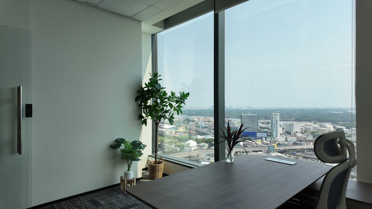 For RentOfficeKhlongtoei, Kluaynamthai : OK Space Punn, fully furnished office in Rama 4 area, near MRT Khlong Toei, view of Bang Krachao water curve, 28th floor, area 42 sq m., rent 50,400 baht*/sq m./month.