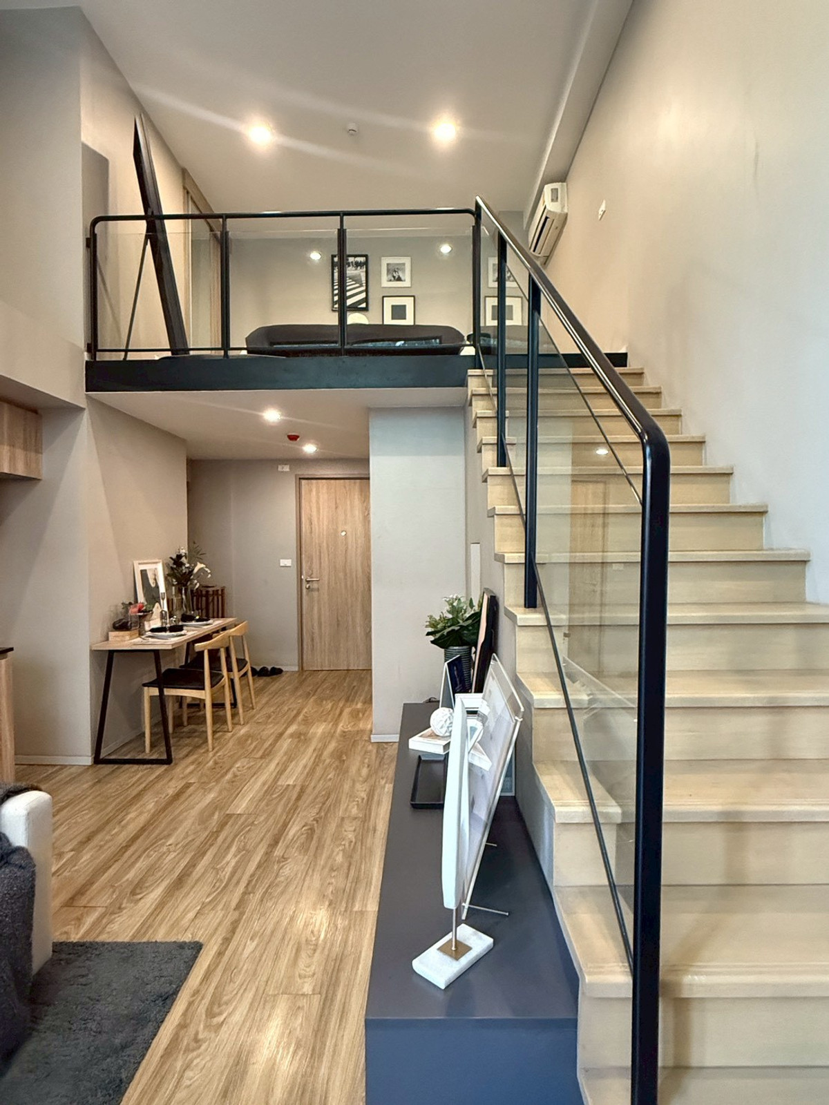 ขายคอนโดสาทร นราธิวาส : คอนโด Duplex 2 ชั้น วิวสวนสวย พร้อมอยู่ ใกล้ BTS สุรศักดิ์ 3.85 ล้านบาท พร้อมตกแต่งเฟอร์นิเจอร์ ลากกระเป๋าเข้าอยู่ได้เลย 