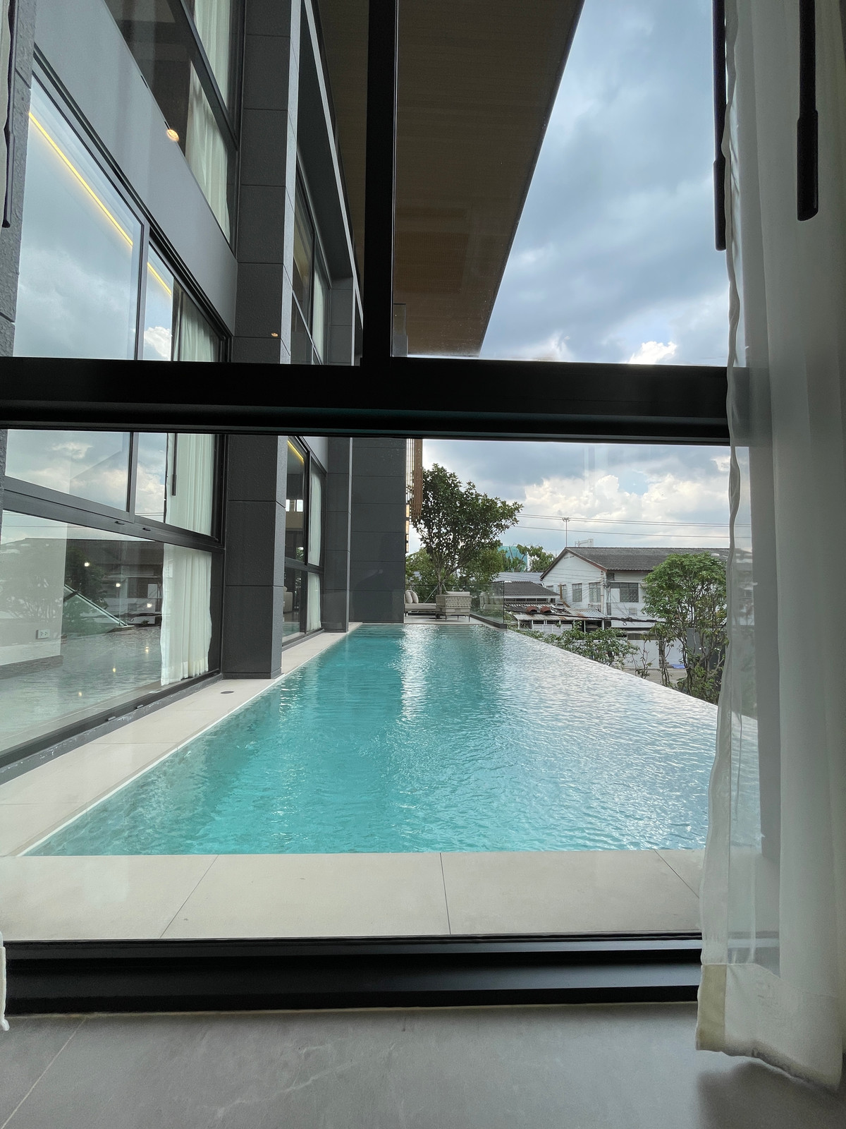 ขายบ้านเลียบทางด่วนรามอินทรา : "หนึ่งเดียวบนเลียบด่วน! Cira Residences บ้านเดี่ยว Ultra-Luxury 3.5 ชั้น พื้นที่ 845 ตร.ม. พร้อมสระว่ายน้ำส่วนตัว | ใกล้ทองหล่อ-พระราม 9 เพียงไม่กี่นาที (สังคมส่วนตัวเพียง 9 ยูนิต)"