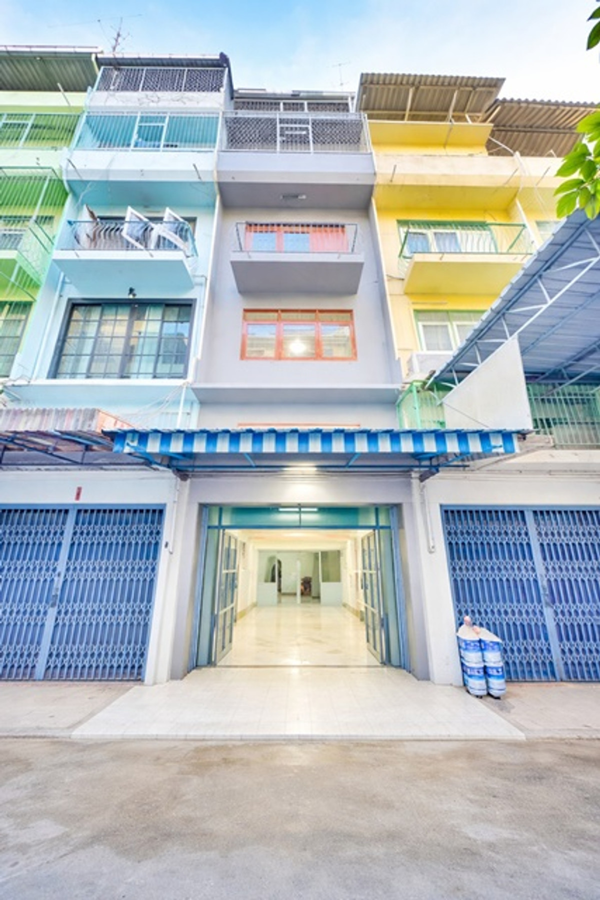 ให้เช่าอาคารพาณิชย์วงเวียนใหญ่ เจริญนคร : ใกล้ BTSโพธิ์นิมิตร 360ม. Icon Siam 2.14กม. อาคารพาณิชย์ 4.5 ชั้น 4นอน 3น้ำ 18 ตร.วา.300 ตร.ม.