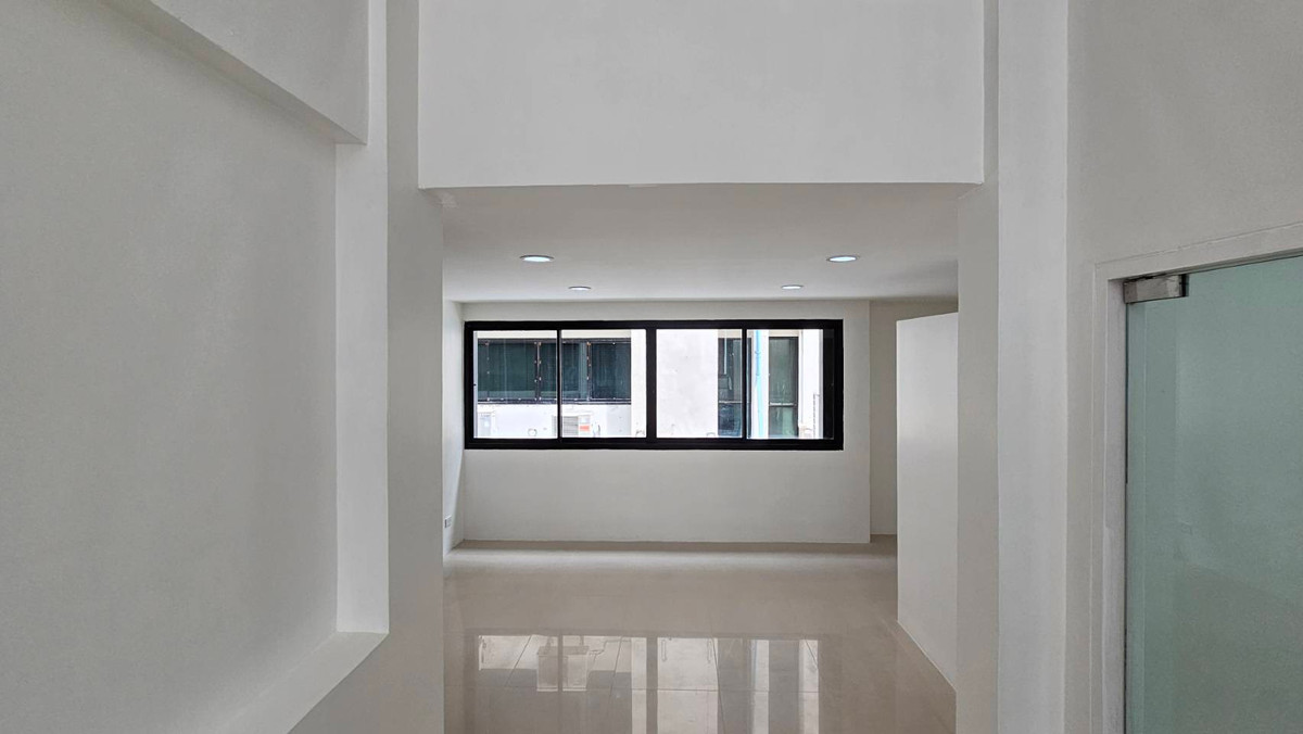 ขายทาวน์โฮมเลียบทางด่วนรามอินทรา : ทาวน์โฮม 3.5 ชั้น ทาวน์อินทาวน์ ใกล้โรงเรียนบดินทร์เดชา - โรงเรียนนานาชาติ เชื่อมต่อเส้นเลียบทางด่วนได้ทันที พร้อมเดินทางไปเอกมัย-ทองหล่อ 🚘