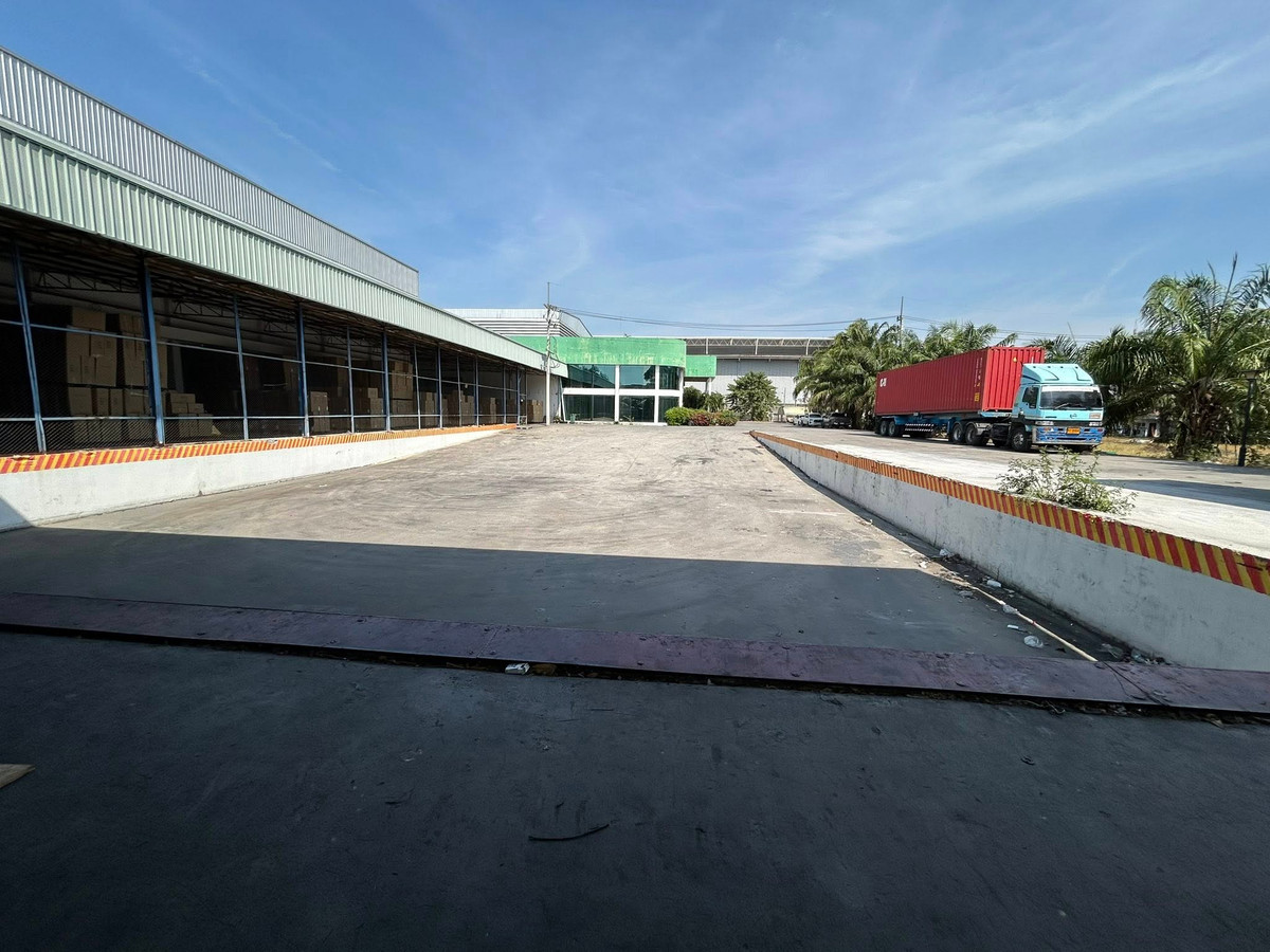 ให้เช่าโรงงานฉะเชิงเทรา : โรงงานให้เช่าใกล้นิคมเวลโกรว์ ถนนบางนาตราด กม.36 ขนาด 8,100ตรม. แบ่งเช่าได้ พื้นรับน้ำหนักได้ 3-4ตัน/ตรม. พื้นที่สีม่วงลาย