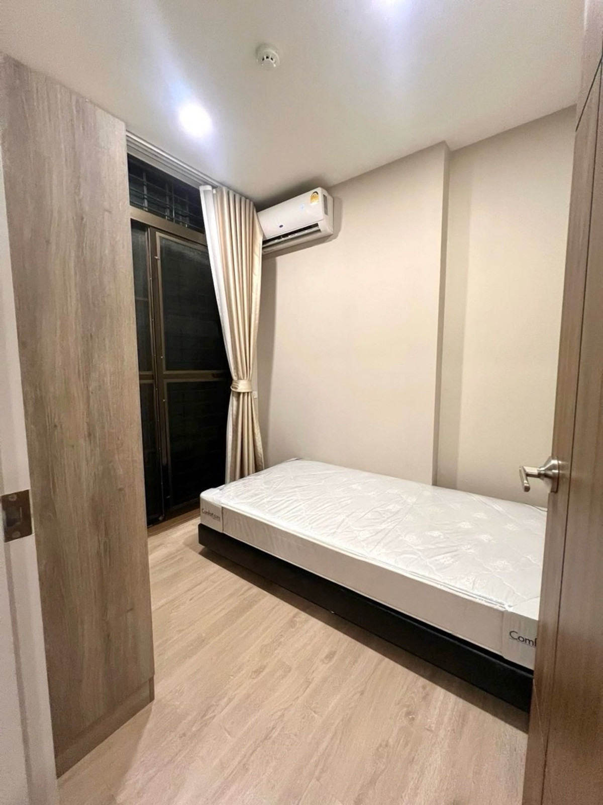 ให้เช่าคอนโดแจ้งวัฒนะ เมืองทอง : คอนโด 2 ห้องนอน ใกล้ ศูนย์ราชการแจ้งวัฒนะ / รถไฟรถไฟฟ้า  ราคาดีมาก 🔥🔥
📍โครงการ : The Cube North แจ้งวัฒนะ 12 
🚝 ใกล้ : MRT สถานีแจ้งวัฒนะ 14 เพียง 350 เมตร
💵 ราคาเช่า : 11,500 บาท / เดือน