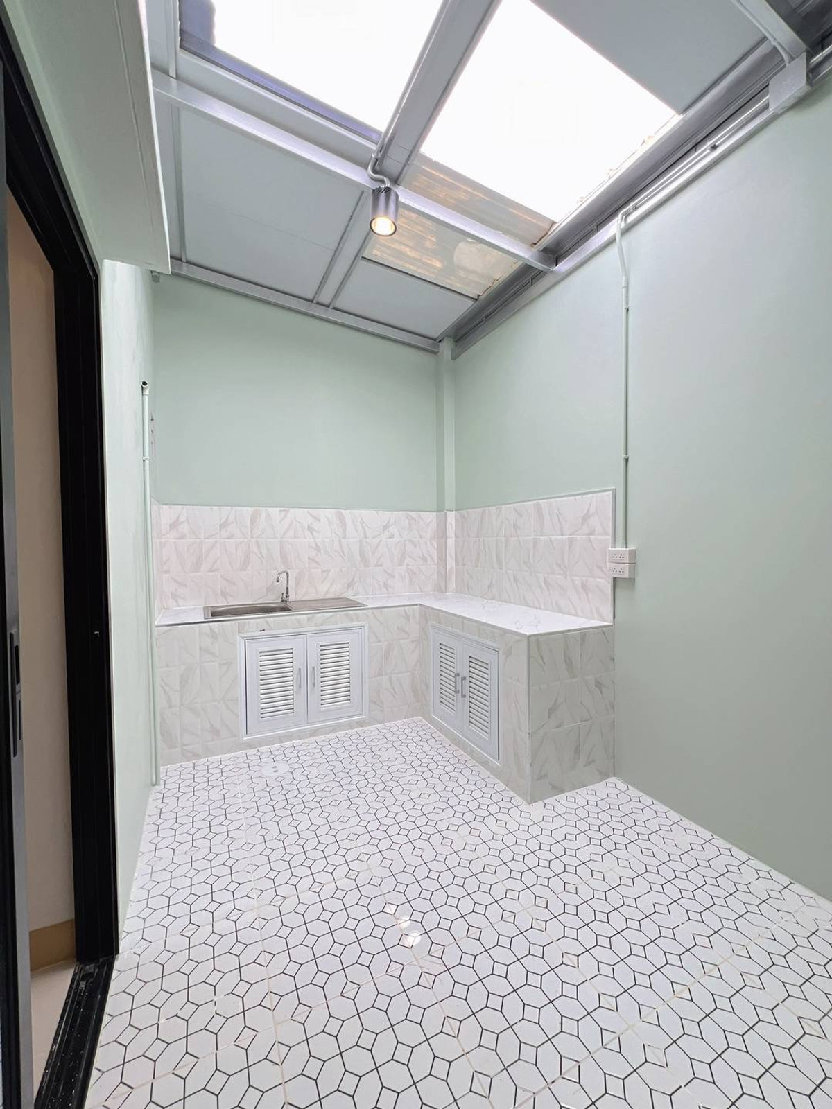 ขายทาวน์โฮมนนทบุรี บางใหญ่ บางบัวทอง : ขายทาวน์เฮาส์วงศ์ชัยนคร บางรักใหญ่ 18 ตร.ว. ใกล้ MRT บางรักใหญ่ 800 ม. มีเทอเรส ฟรีโอน