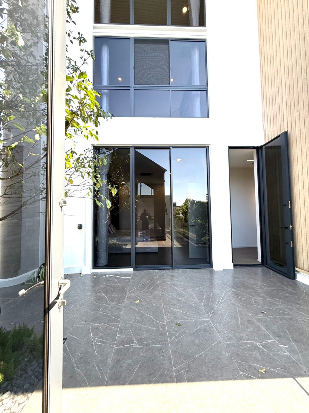 For SaleHousePattanakan, Srinakarin : House for sale VIVE New Krungthepkreetha has a private pool, private elevator, parking for 4 cars+