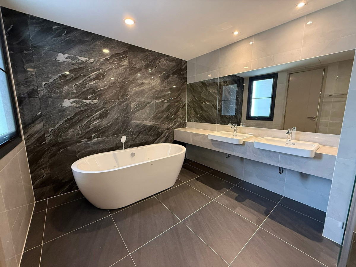 For RentHouseBangna, Bearing, Lasalle : FOR Rent Baan Klang Muang The Edition Bangna Phase 2, garden view in front of the project, 4 bedrooms, pets accepted.