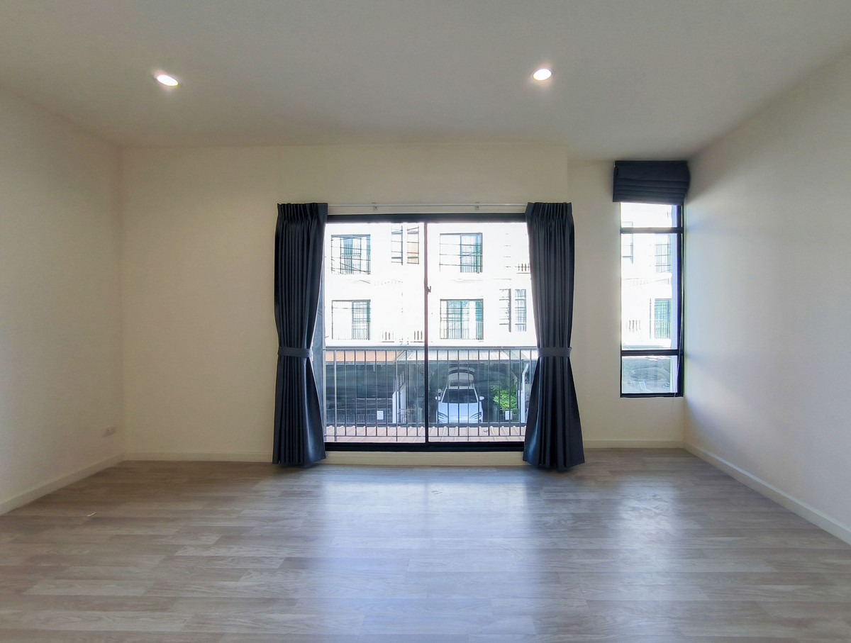 For SaleTownhomePattanakan, Srinakarin : 3-Storey Townhome for Sale – Patio Srinakarin-Rama9 Newly renovated and ready to move in, only 4.25 Million