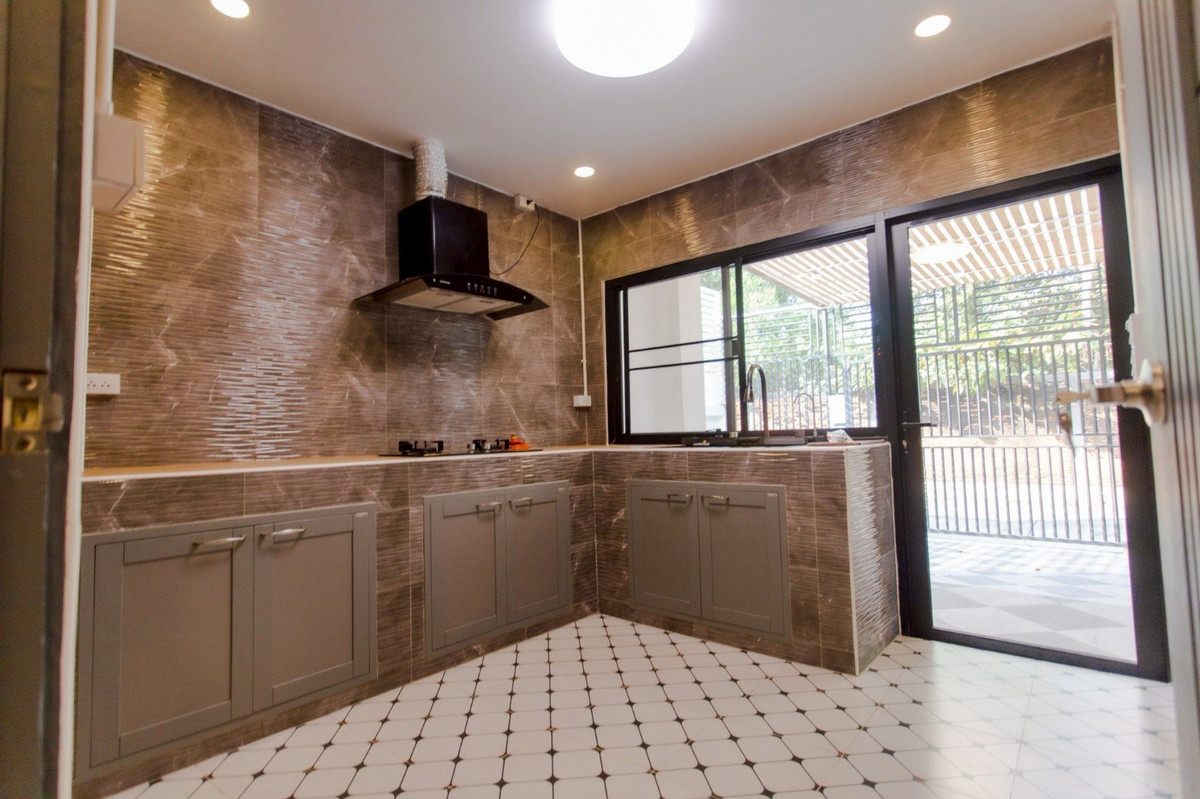 ขายทาวน์โฮมรัชดา ห้วยขวาง : Large Home Office House in Huai Khwang Area | 6 Bedrooms 7 Bathrooms | Land 52 Sq.w. Access Multiple Roads ใกล้ MRT เหมาะทั้งอยู่อาศัยและทำธุรกิจ