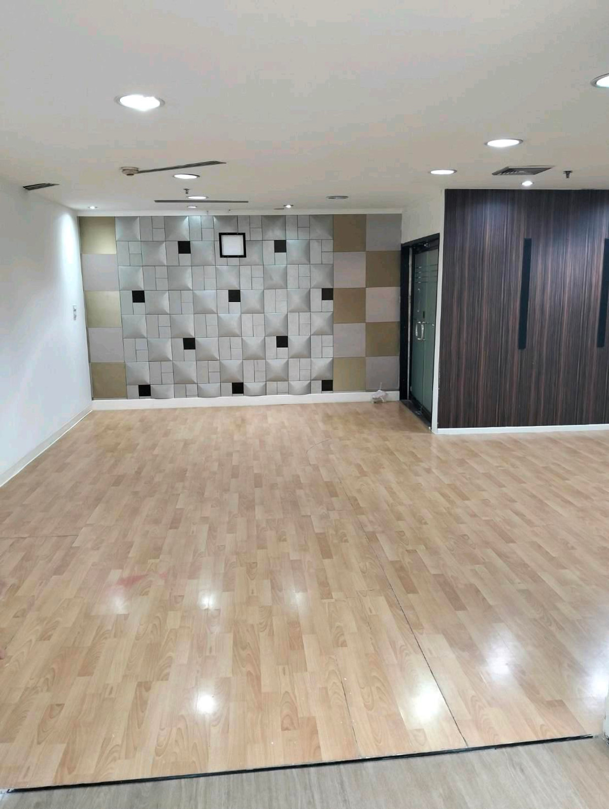 ให้เช่าสำนักงานสีลม ศาลาแดง บางรัก : 🏬🏬ปล่อยเช่า สำนักงาน ชั้นสูง วิวสวย ขนาด 209 ตร.ม.อาคาร ITF สีลม 
ประกอบด้วย 
- พื้นที่ต้อนรับ และห้องทำงานใหญ่
3 ห้องทำงานเล็ก
1 ห้องแม่บ้าน 
1 ห้องควบคุมไฟฟ้า
3 ห้องน้ำ
3 ที่จอดรถในอาคาร