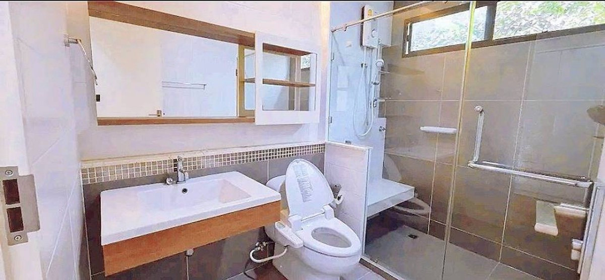 ให้เช่าบ้านนวมินทร์ รามอินทรา : ให้เช่าบ้านเดี่ยว หมู่บ้านมัณฑนา เลค วัชรพล สุขาภิบาล 5 บ้านหลังมุม ใกล้สถานีรถไฟฟ้า สายสีเขียว (N.2048)