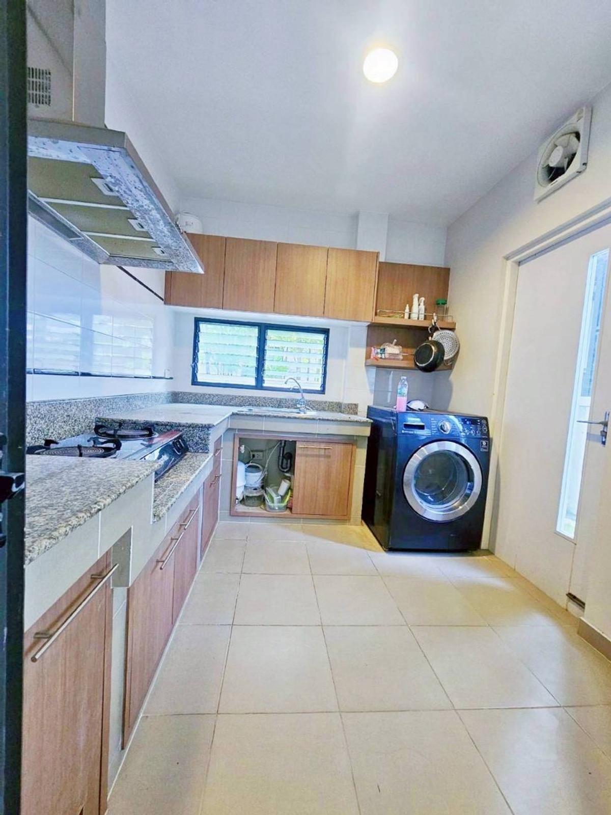 ให้เช่าบ้านนวมินทร์ รามอินทรา : ให้เช่าบ้านเดี่ยว หมู่บ้านมัณฑนา เลค วัชรพล สุขาภิบาล 5 บ้านหลังมุม ใกล้สถานีรถไฟฟ้า สายสีเขียว (N.2048)