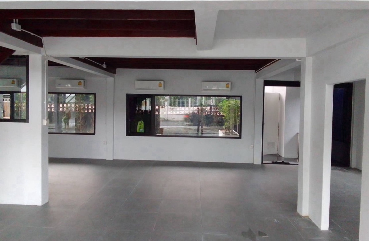 For RentHome OfficeRatchadapisek, Huaikwang, Suttisan : 💙Building Ratchada-Sutthisan-Huai Khwang 520 square meters for rent, furnished. 2-story building, land area 100 square meters, parking for 12 cars🚗