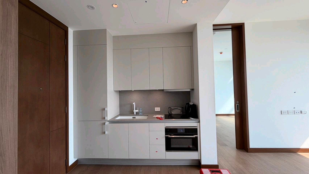 ขายคอนโดสีลม ศาลาแดง บางรัก : ขายคอนโดหรู Dusit Residences ใจกลางสีลม ทำเลศักยภาพสูง ใกล้ MRT สีลม เพียงไม่กี่ก้าว เชื่อมต่อย่านธุรกิจ CBD ได้อย่างสะดวก 