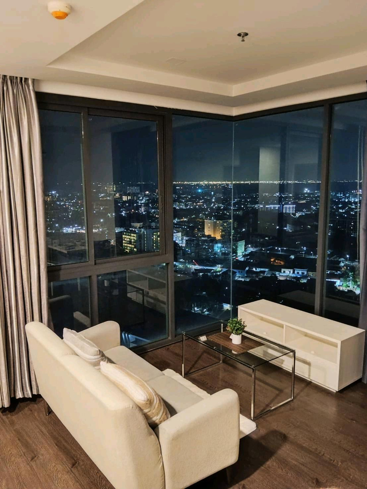 ให้เช่าคอนโดพัทยา บางแสน ชลบุรี สัตหีบ : Posh Pattaya​ ห้องมุม วิวทะเล+city