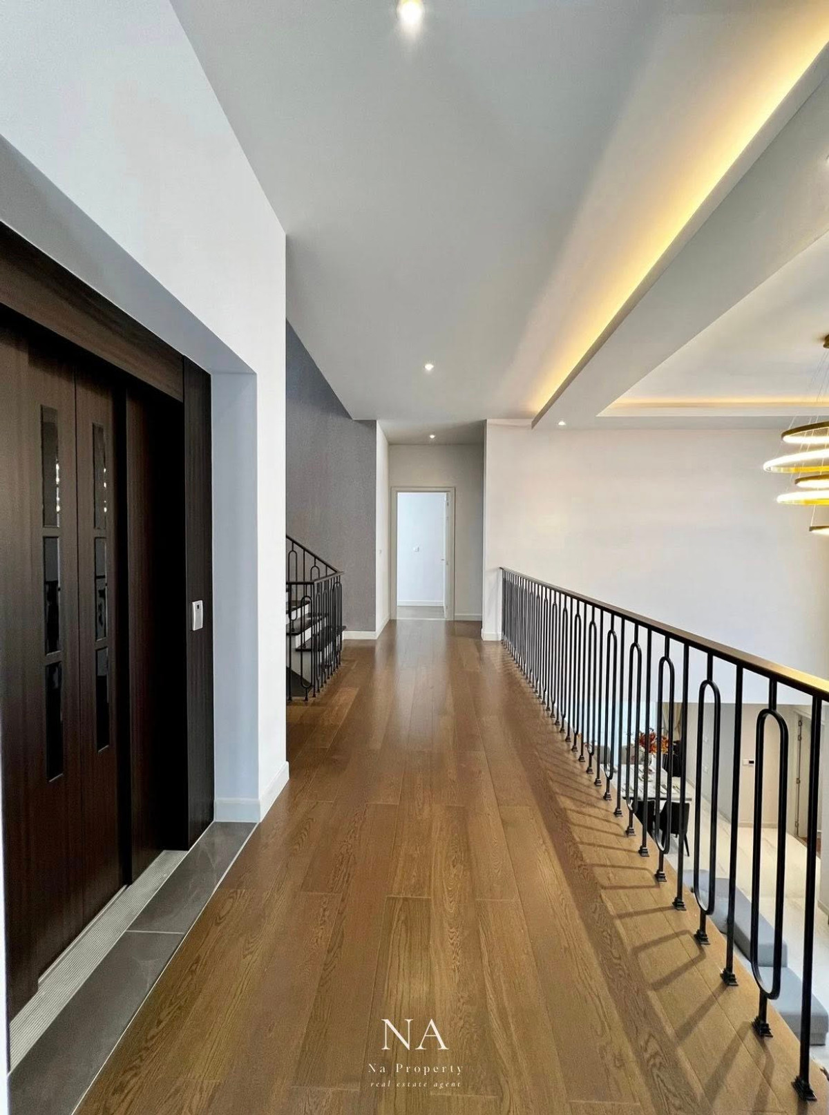 บ้านพัฒนาการ ศรีนครินทร์ : House for rent: Malton Gates new Krungthep Kreetha, 250,000 THB. 5 bedrooms, 6 bathrooms, 544 sq m usable area, 107.7 sq wah land area. Near Rama 9, Pattanakarn, Suan Luang, Srinakarin, Bang Na, Suvarnabhumi Airport, Ramkhamhaeng, Ploenchit, Sukhumvit.