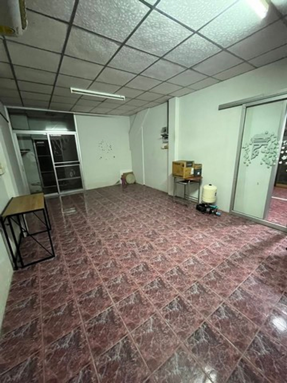 For RentShop HouseSukhumvit, Asoke, Thonglor : HR3365 Commercial building for rent, 2 units, next to Sukhumvit main road. Location with highest potential In the heart of the business district and residences for foreigners.