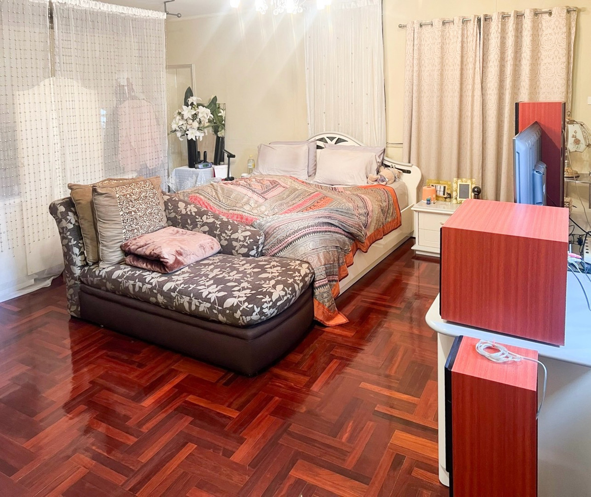 For SaleHouseSukhumvit, Asoke, Thonglor : 2-story detached house, prime location, Sukhumvit 103, large house, wide area, complete functions, with lawn and usable area around the house. Suitable for large families, convenient travel, close to the BTS and many large department stores.