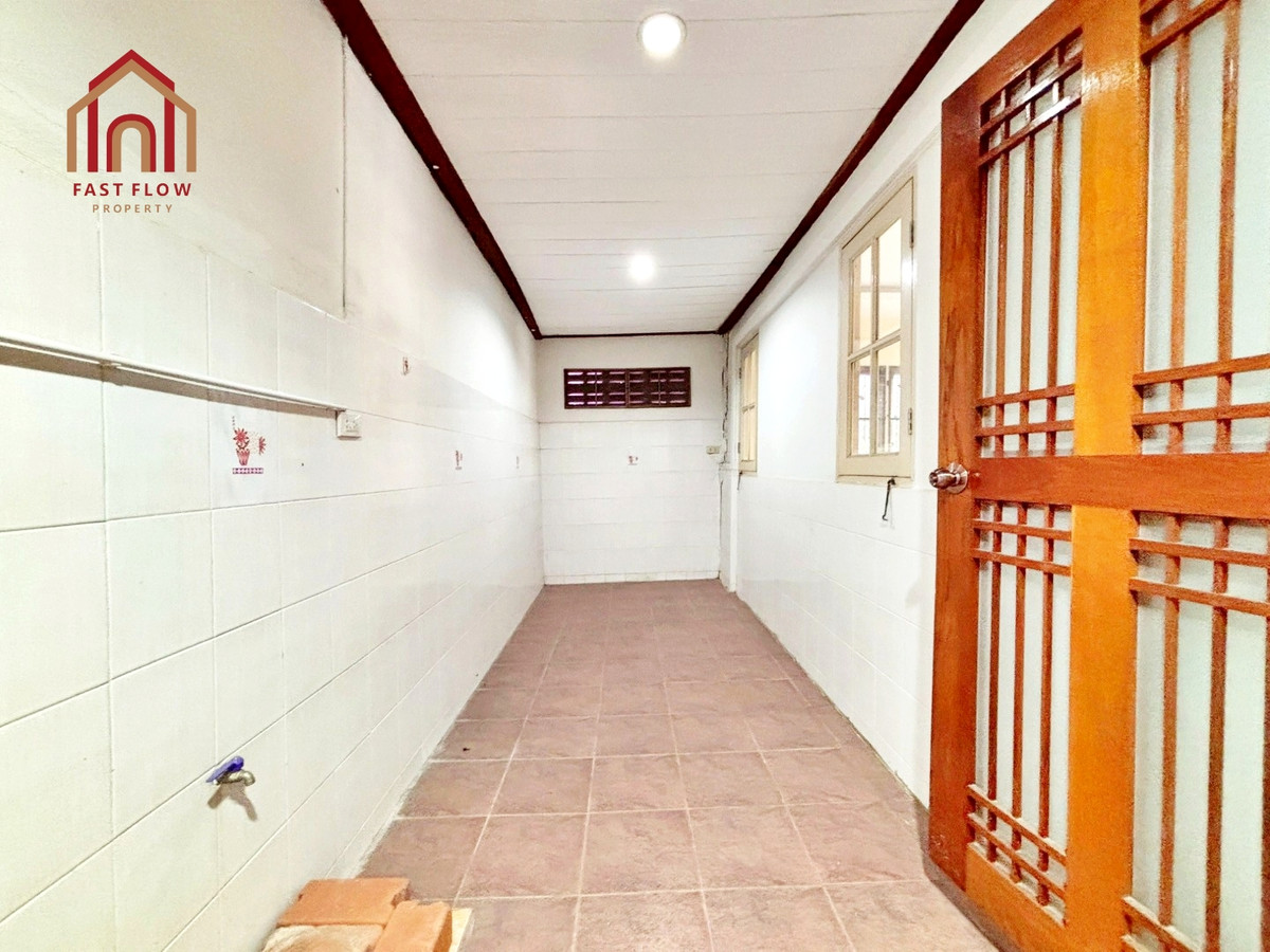 For RentPathum Thani,Rangsit, Thammasat : Twin house for rent, Burirom, 36 sq m, Rangsit, Khlong 4, kitchen addition, Phra Ong Chao Sai Road. Single house mood Sawai Pracharat Road MAY