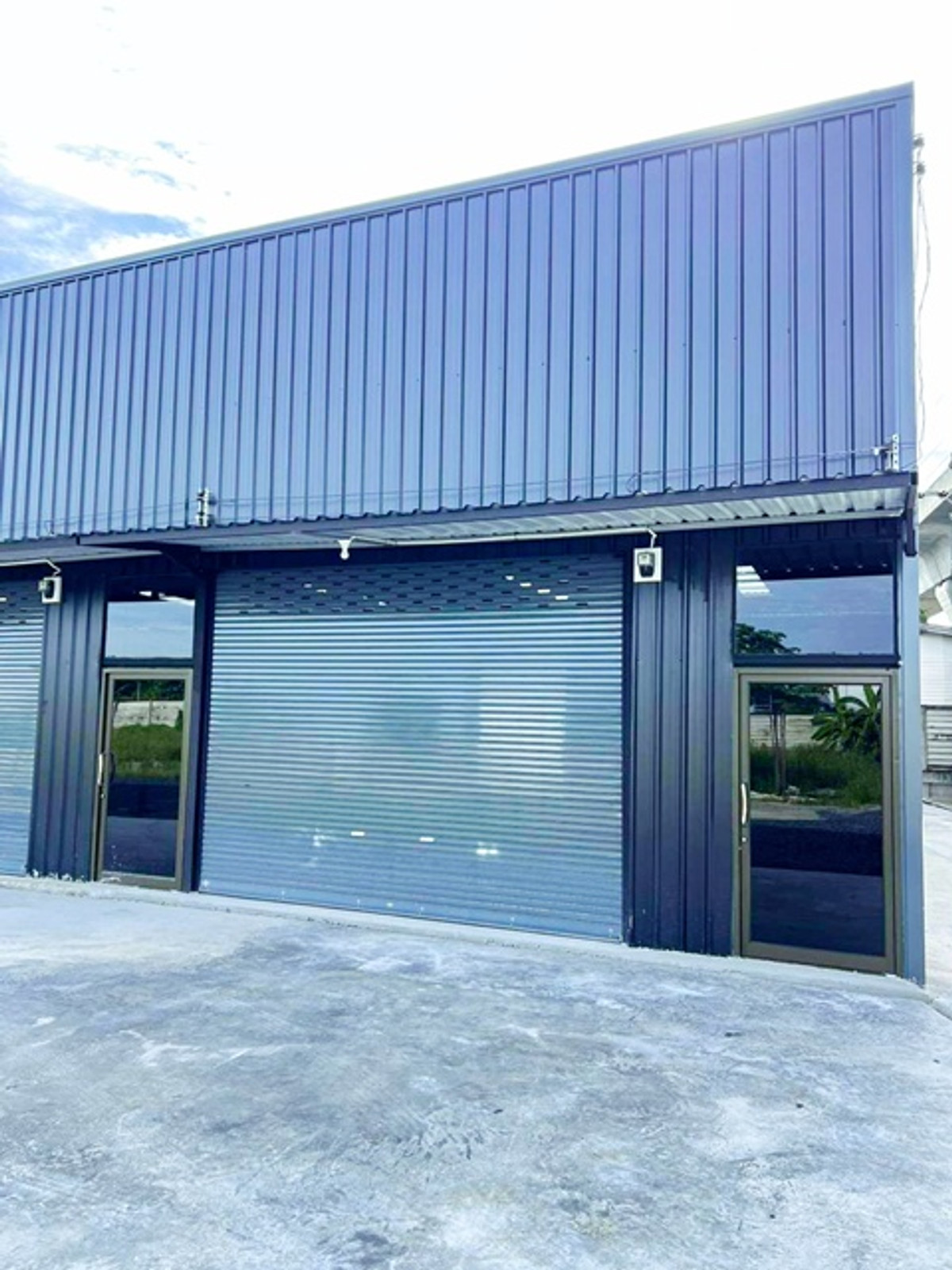 For RentWarehouseSilom, Saladaeng, Bangrak : hight 6m. Warehouse for rent 1bed 1bath near ARL HuaMak 900m. and BTS Srinakarin38 land area 35-125