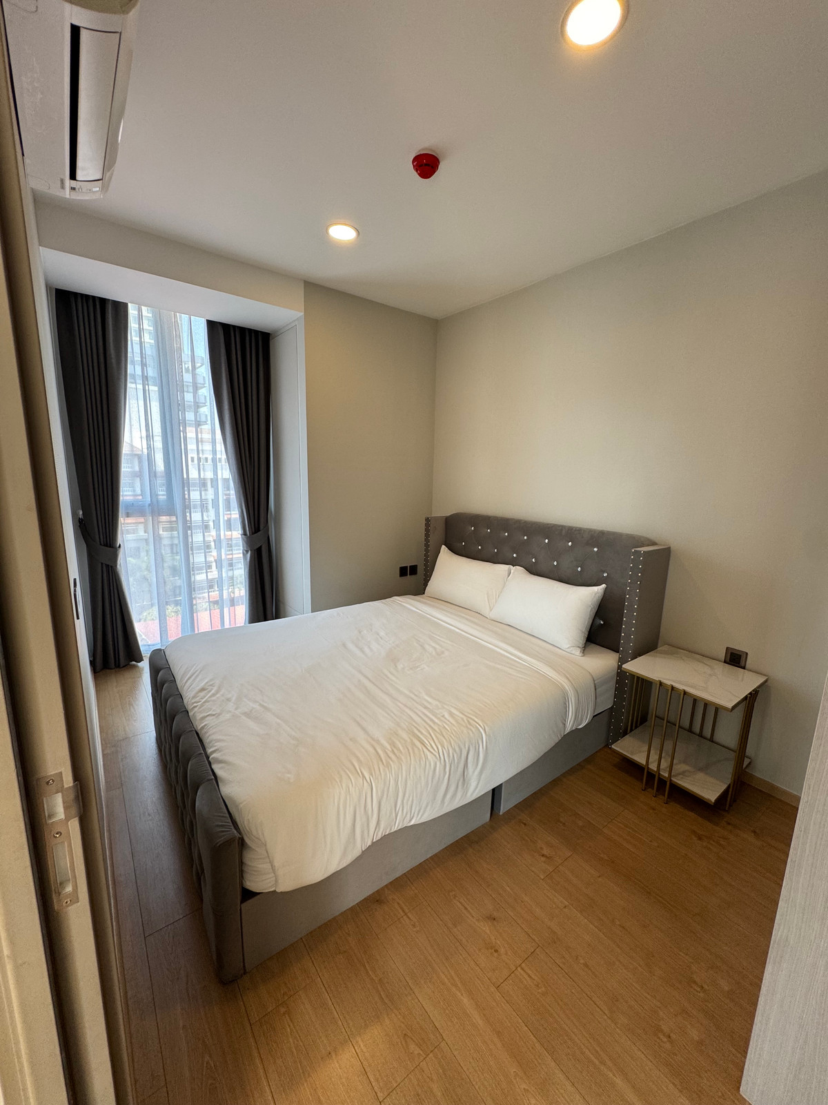 ให้เช่าคอนโดสุขุมวิท อโศก ทองหล่อ : Sunlit 2-bedroom high-floor panoramic views and floor-to-ceiling windows in the heart of Thonglor. Sleek urban private living! 