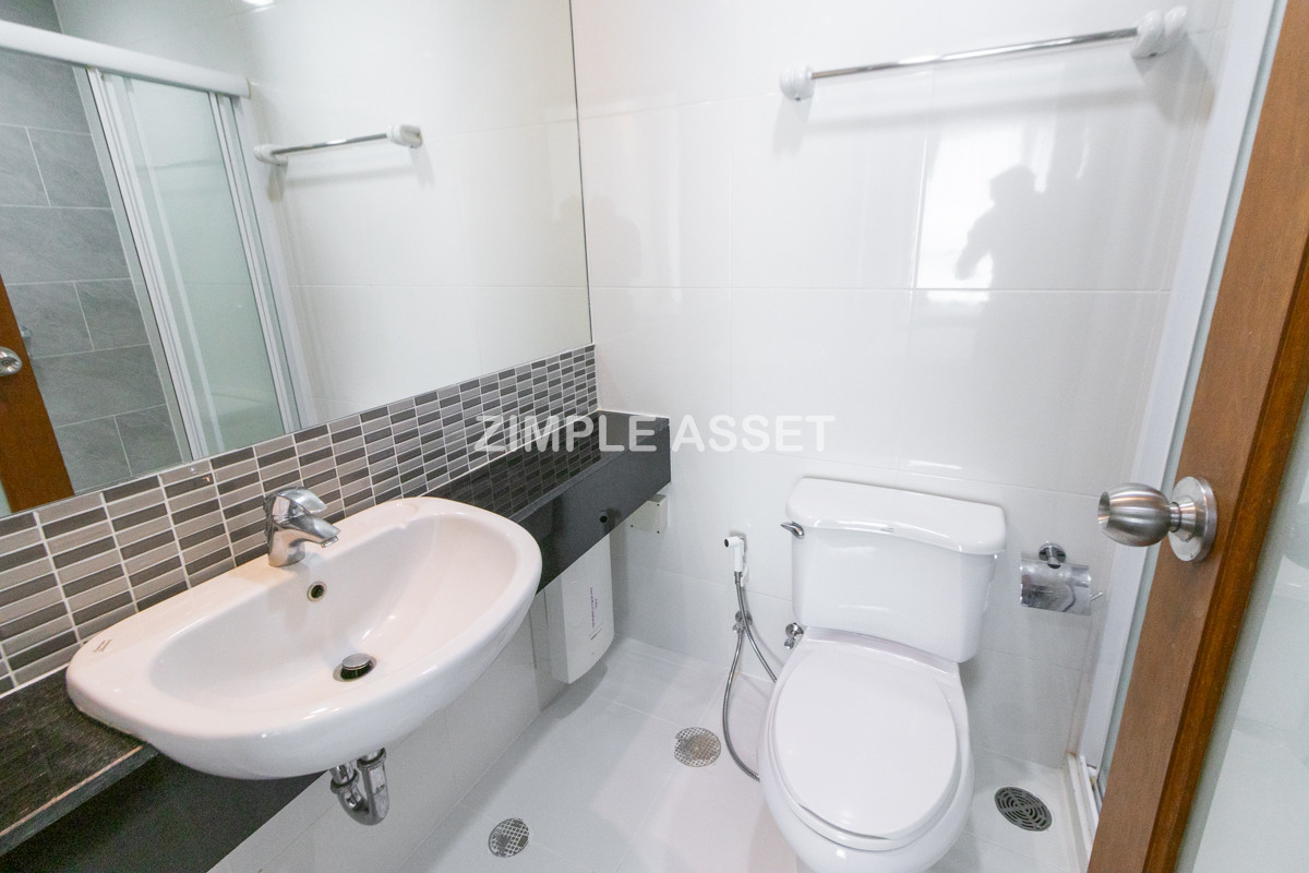 For RentSukhumvit, Asoke, Thonglor : Line ID: @zimple_asset Luxury aprtment in center of sukhumvit. Offering premium facilities for an elevated living experience. Surrounded by leading shopping malls in a prime location.