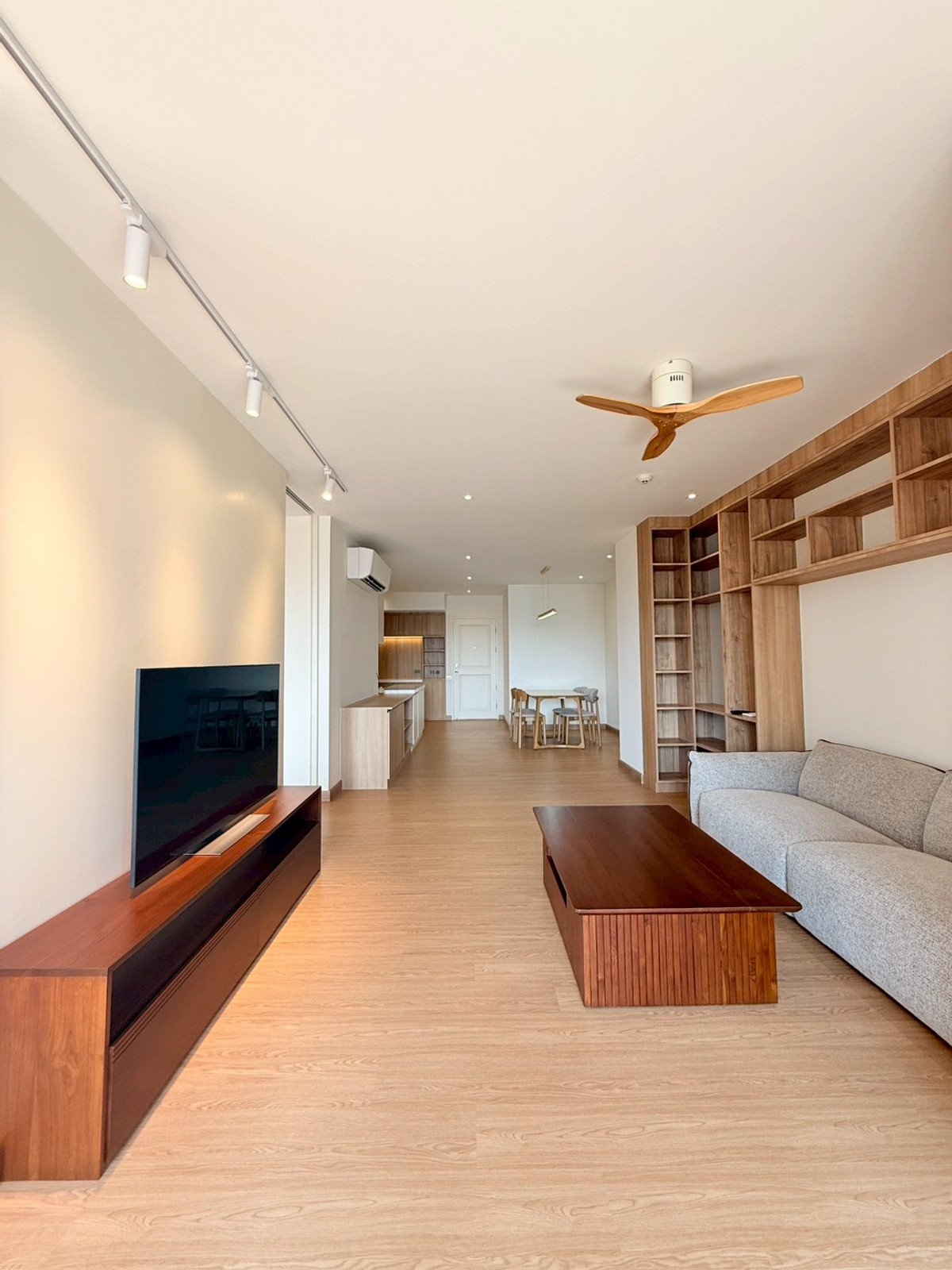 For RentCondoSukhumvit, Asoke, Thonglor : 🎉🌇 Condo for Rent – 1 Bedroom near BTS Asok | Lake Avenue Sukhumvit 16