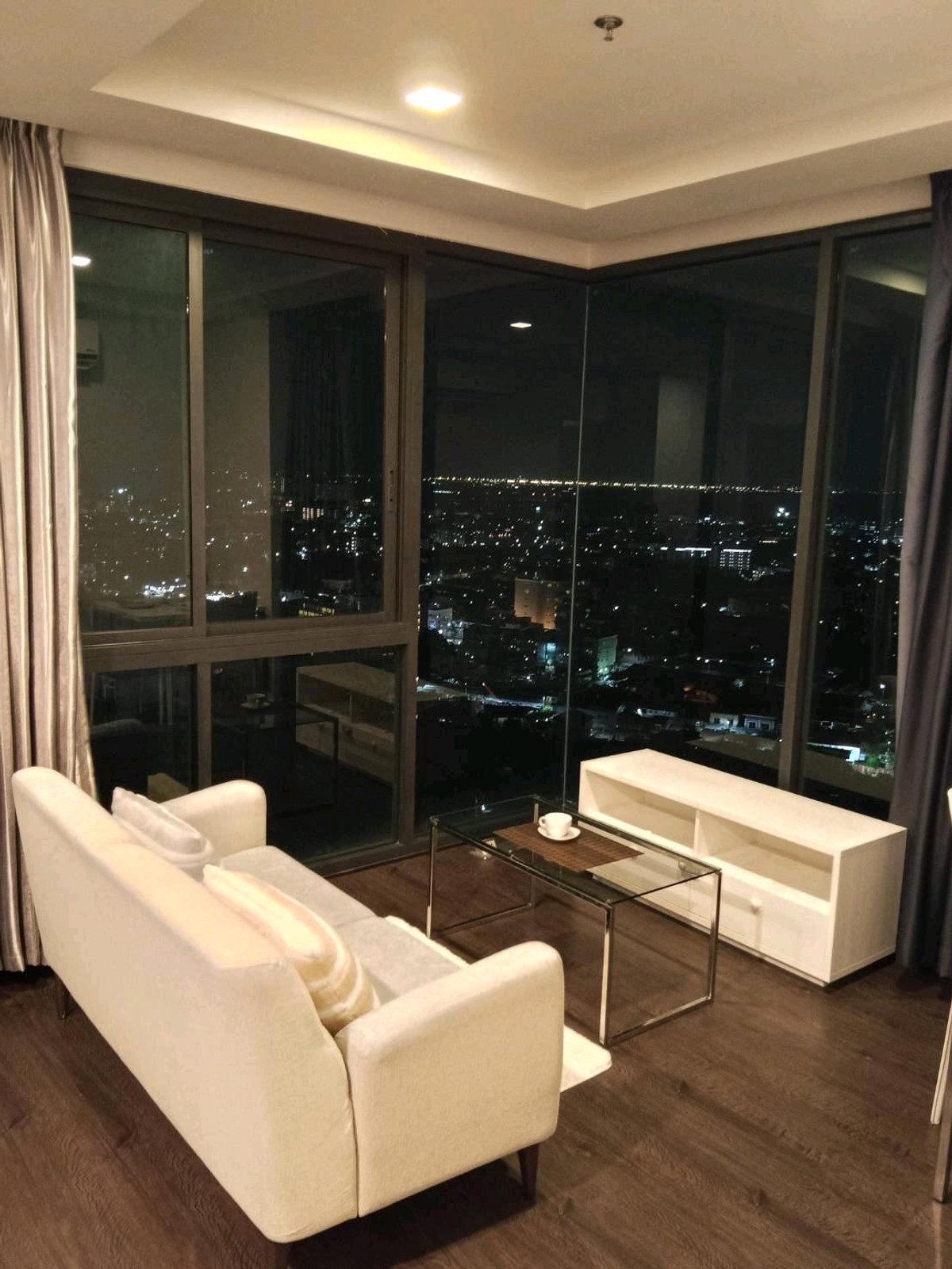 ให้เช่าคอนโดพัทยา บางแสน ชลบุรี สัตหีบ : Posh Pattaya​ ห้องมุม วิวทะเล+city